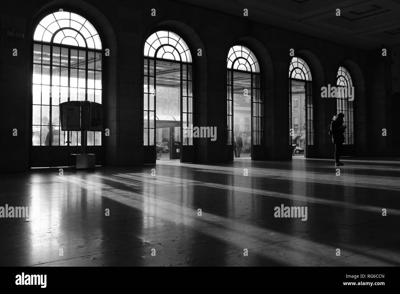 La gare de Santa Apolonia à Lisbonne de longues ombres d'être exprimés par la forte lumière du soleil à travers la voûte windows Banque D'Images