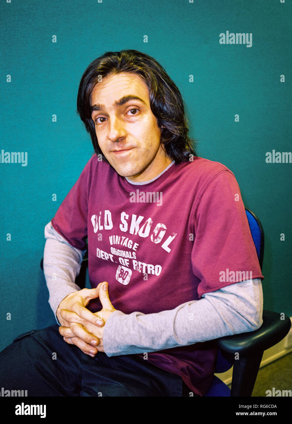 Andrew Collins, auteur anglais et diffuseur photographié à la BBC 6 music studios,27 octobre 2003, Londres, Angleterre, Royaume-Uni. Banque D'Images