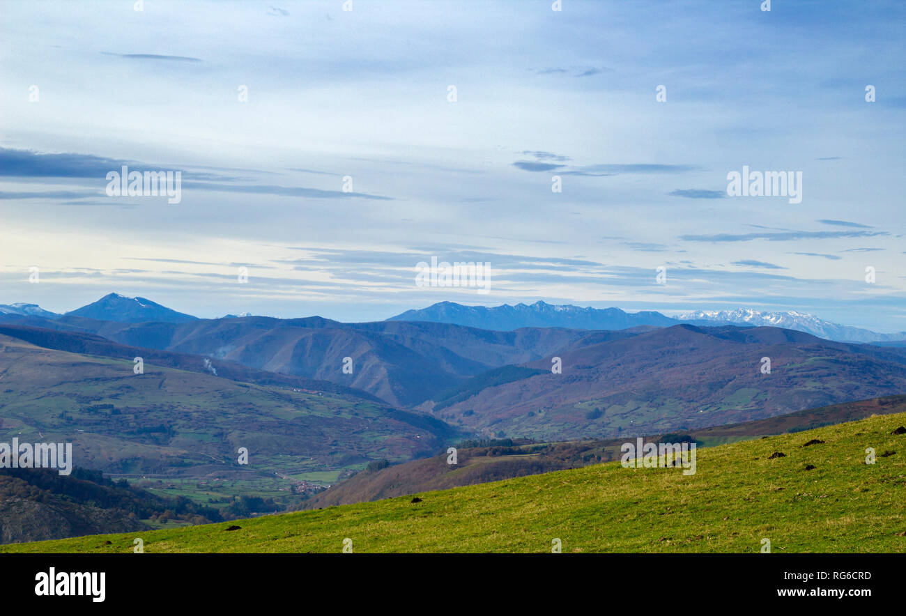 Cantabrie, vue du chemin de randonnée au Monte Cilda sur collines vers Picos de Europa Banque D'Images