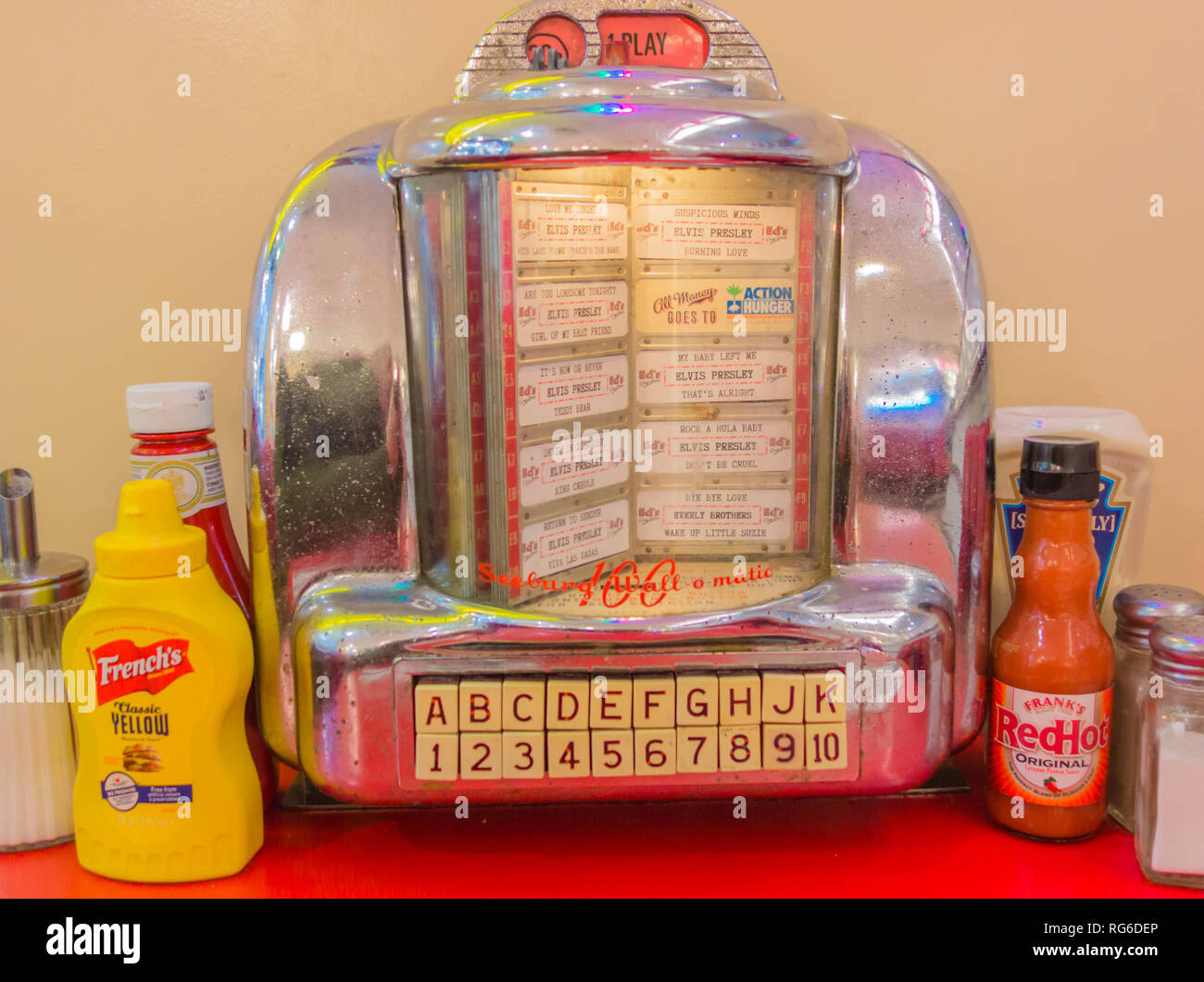 Vintage jukebox Ed's Diner Swindon England UK. Décembre 2018 Banque D'Images