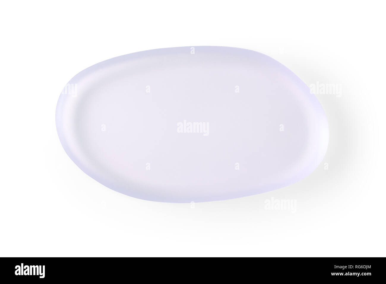 Transparent bleu rond de pierre, de verre ou de plastique. Isolé sur blanc, chemin de détourage inclus Banque D'Images