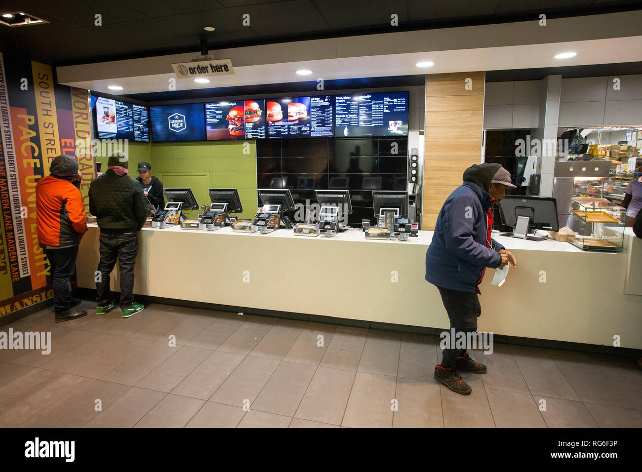 L'intérieur d'un compteur de MCDONALD'S restaurant fast food store, New York, NY, USA. Banque D'Images
