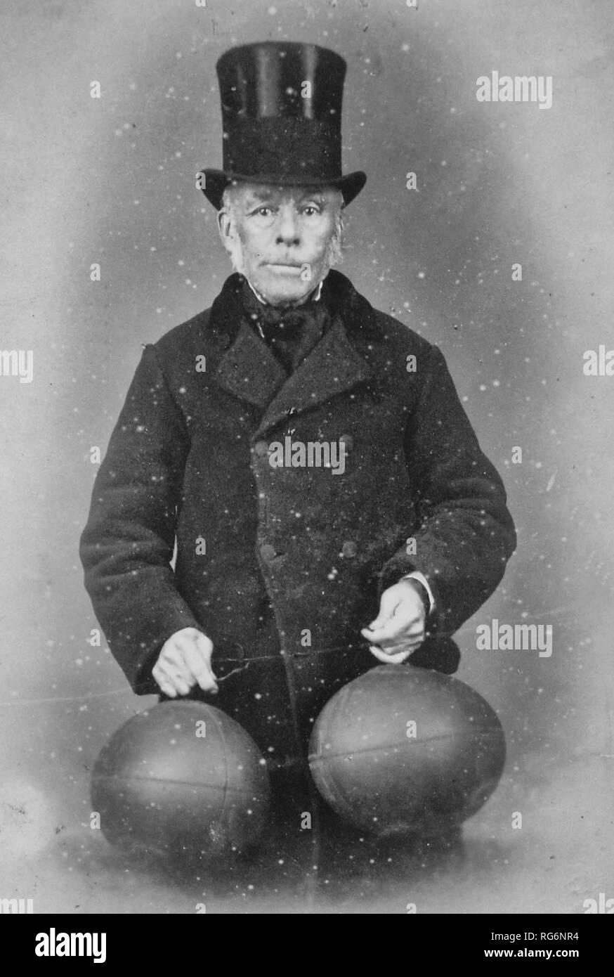 Richard Lindon, croyait avoir inventé les premiers ballons de caoutchouc avec de la vessie natatoire, tenant le nouveau 'boules' sans boutons, vers 1880 Banque D'Images