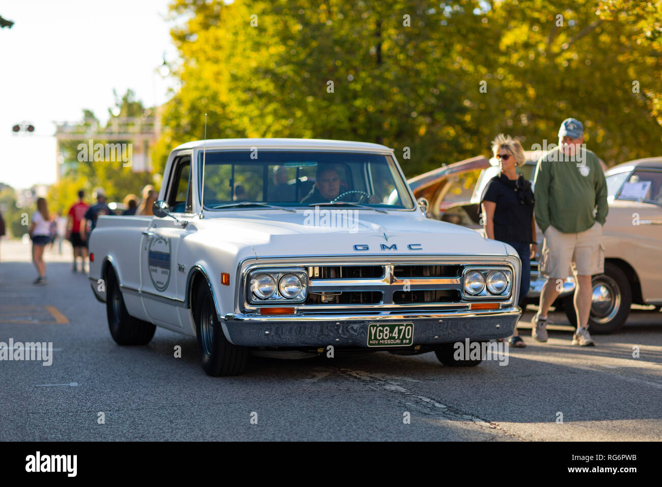 Springfield, Illinois, USA - 22 septembre 2018 : la Route 66 Mother Road Festival, 1968 GMC Pickup circulant sur les rues du centre-ville de Springfiel Banque D'Images