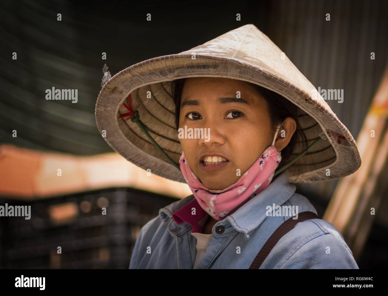 Portrait de femme traditionnelle vietnamienne wearing hat Banque D'Images