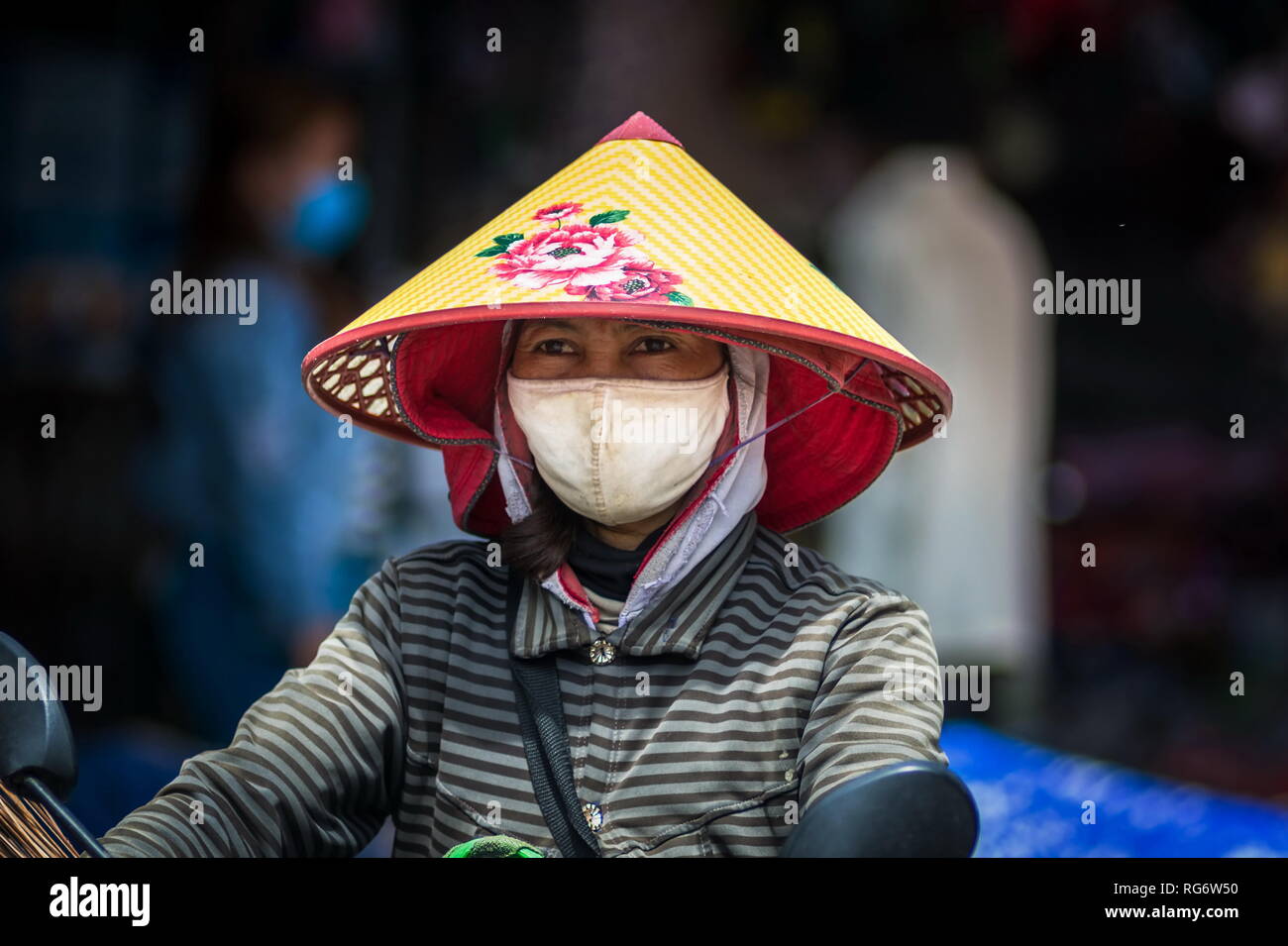 Portrait de femme traditionnelle vietnamienne wearing hat Banque D'Images