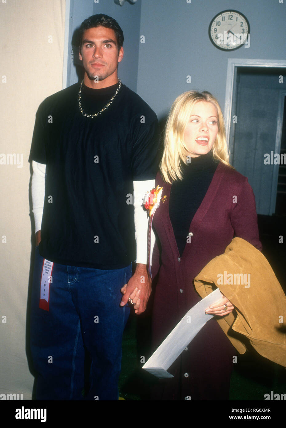 HOLLYWOOD, CA - le 28 novembre : l'Acteur Eric Etebari et actrice Nicole Eggert assister à la 62e parade de Noël Hollywood annuel le 28 novembre 1993 à KTLA Studios à Hollywood, Californie. Photo de Barry King/Alamy Stock Photo Banque D'Images