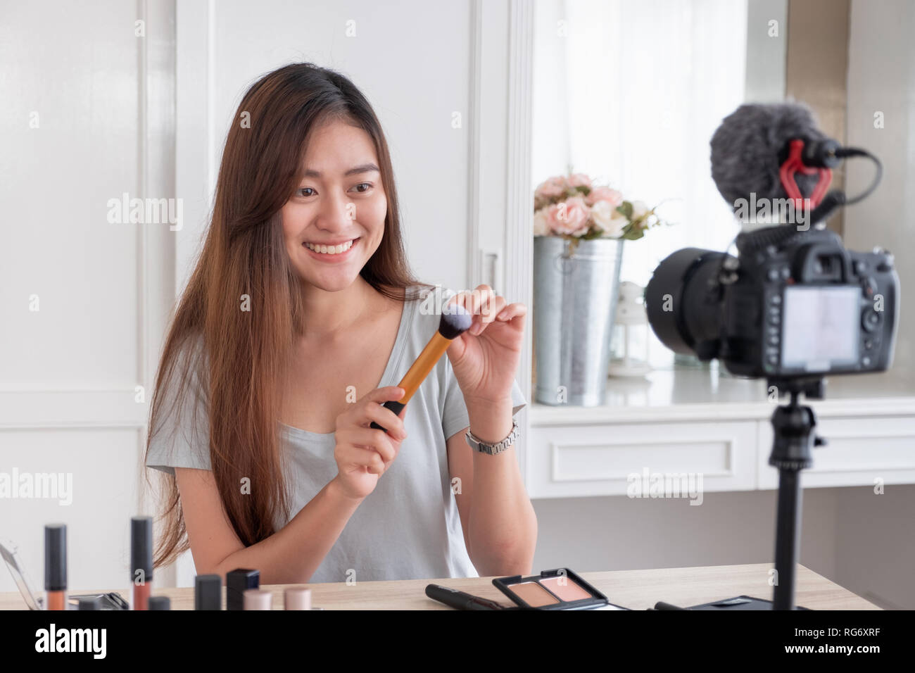 Les jeunes femmes asiatiques d'enregistrement vidéo avec blogger vlog cosmétique maquillage à la maison en ligne de l'influence sur les médias sociaux.concept viral live streaming Banque D'Images