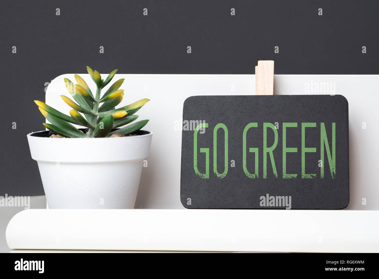 Rendez-vous sur tableau noir vert et vert plante en pot sur le tableau blanc et gris foncé wall in office 24.eco office Banque D'Images