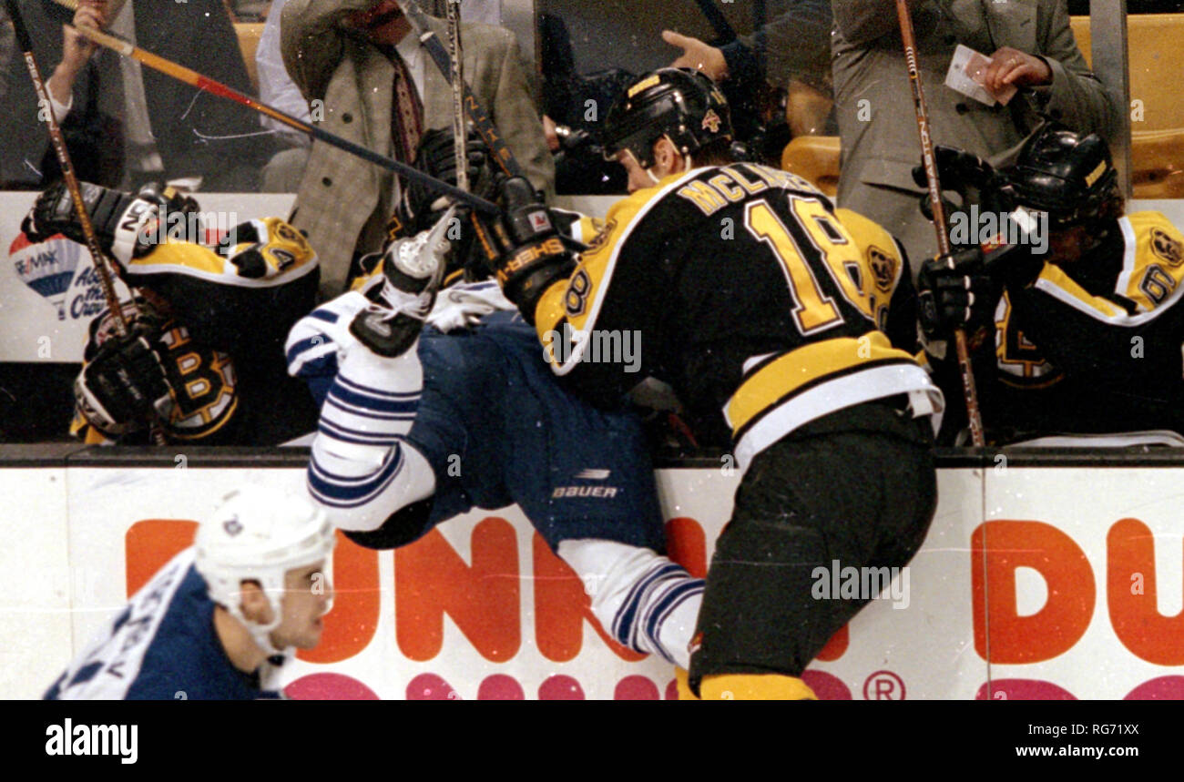 Bruins de Boston Kyle McLaren vérifie Maple Leafs de Toronto Chris King au cours de l'action de jeu au Fleet Center de Boston MA USA Jan.7,1999 photo de Bill belknap Banque D'Images