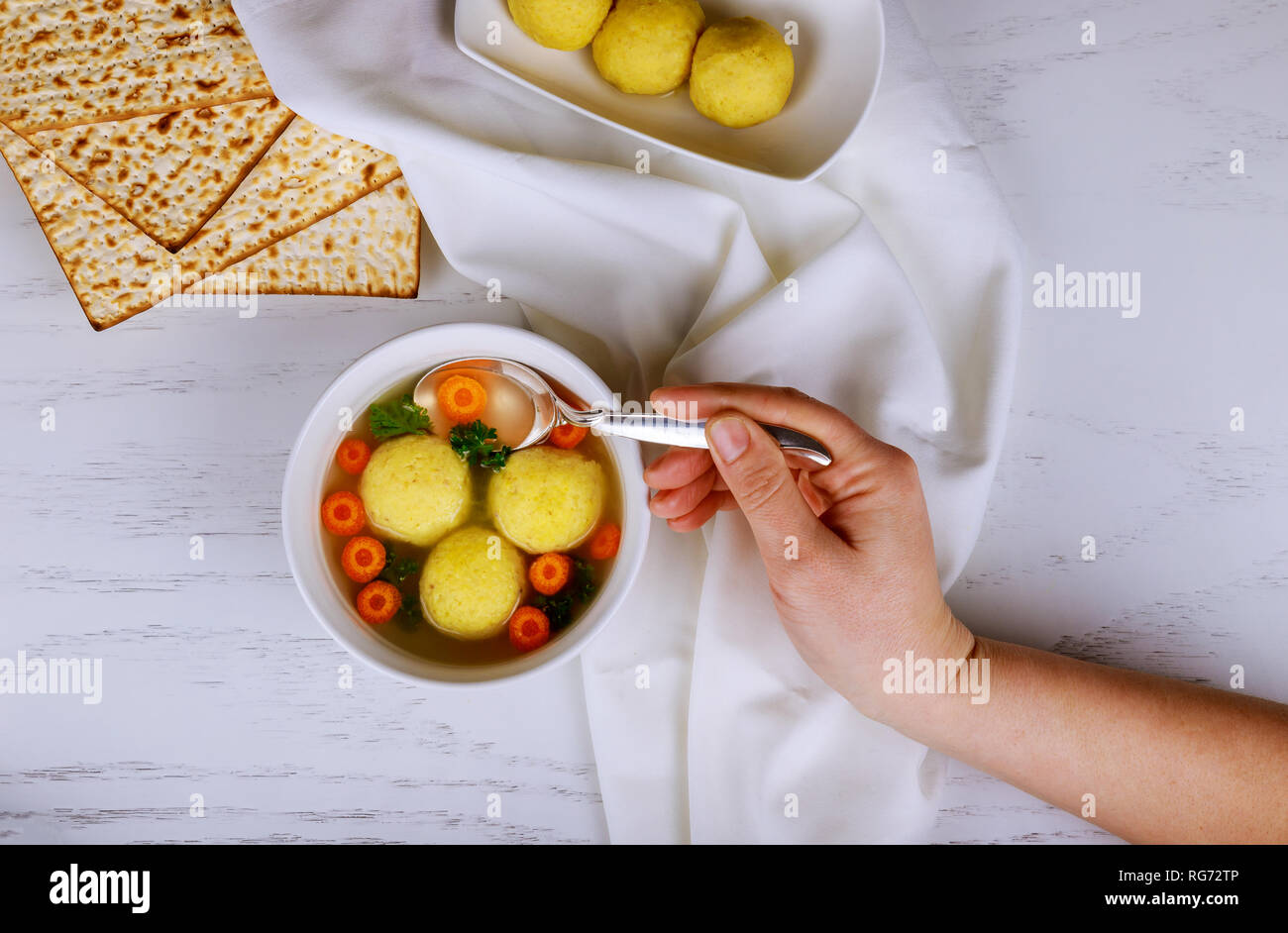 La pâque juive traditionnelle soupe plat de la matsa ball avec une Matsa pessah haggada Banque D'Images