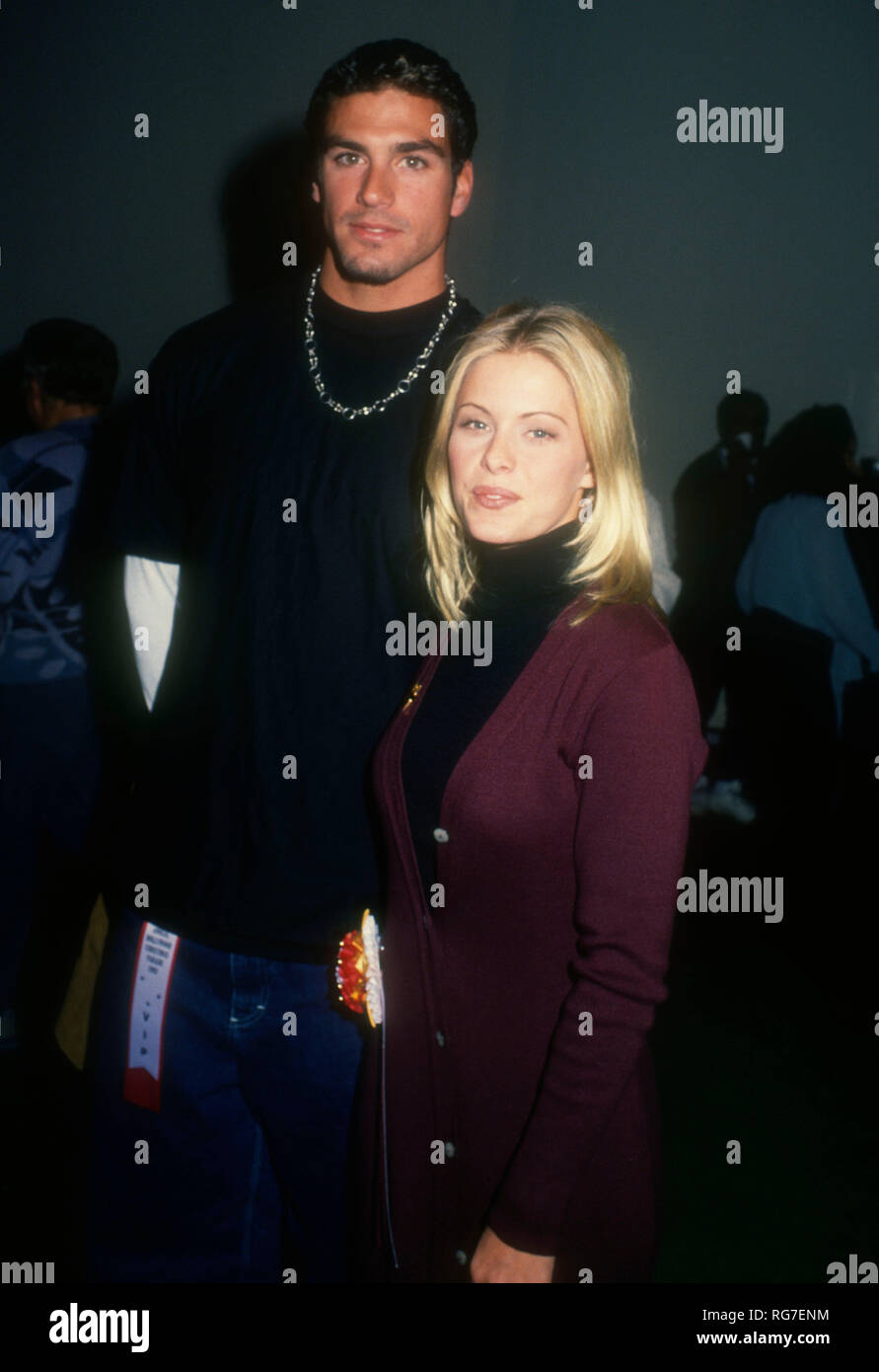 HOLLYWOOD, CA - le 28 novembre : l'Acteur Eric Etebari et actrice Nicole Eggert assister à la 62e parade de Noël Hollywood annuel le 28 novembre 1993 à KTLA Studios à Hollywood, Californie. Photo de Barry King/Alamy Stock Photo Banque D'Images