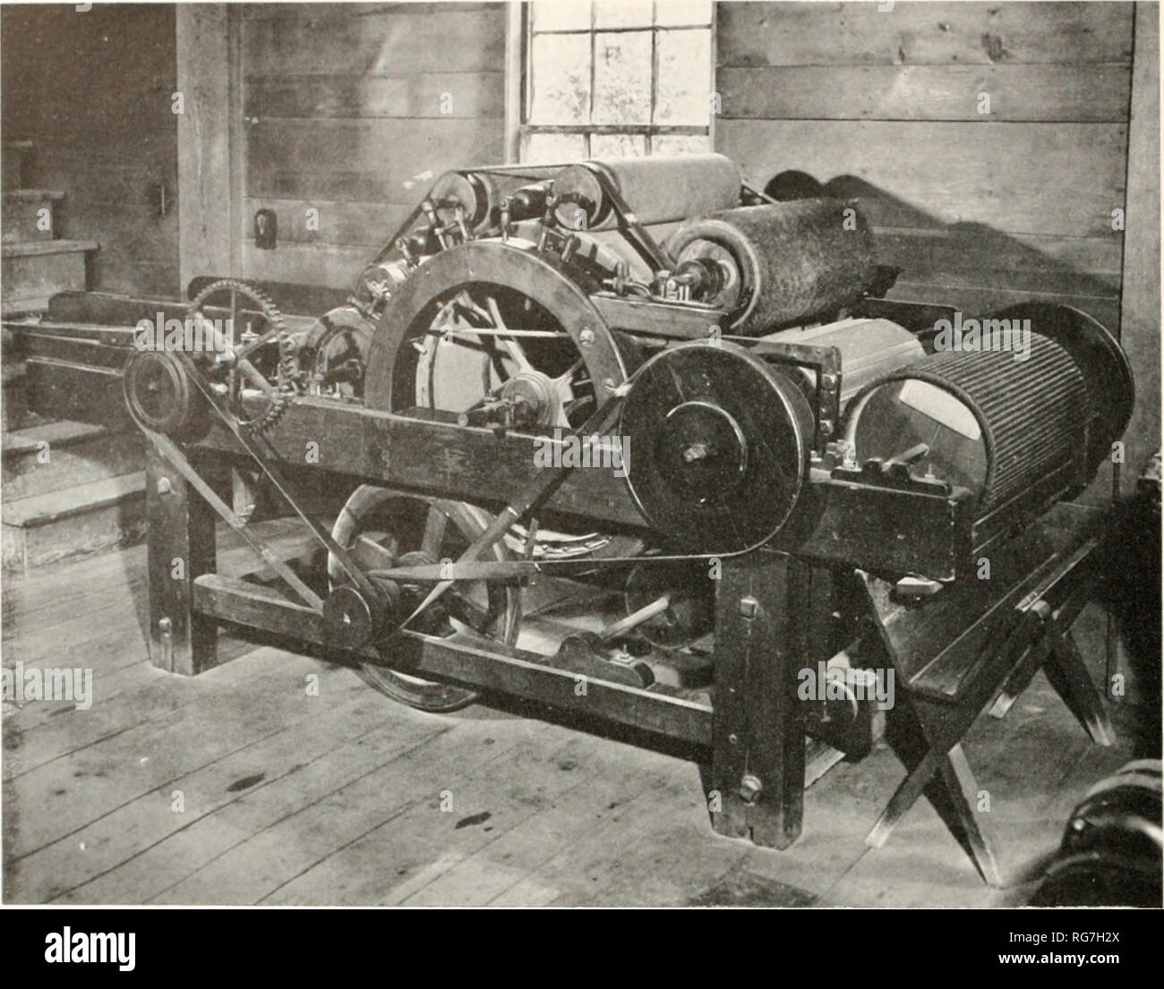 . Bulletin - United States National Museum. La science. La figure y.- Dans thi ; Coi.j.f.ction de l'Hk.nrv Ford Misf.um, Dearborn, Michigan, est Wool-Carding liiis Scholfield Original Machine du début de siècle iglh. (Photo gracieuseté de la Musée Henry Ford.) frais de transport- hunclnd machines llu milles pour Montvillc. Cependant, les fils de Jean Scholficld ont déclaré '" qu'ils avaient pris un moteur d'octroi avec eux quand ils ont déménagé à New York en 1799 et a ensuite été transférée à une usine à Stonington. Le fils a fait valoir que le cadre, les bouteilles, et les décalages de la machine ont été faites de mah Banque D'Images