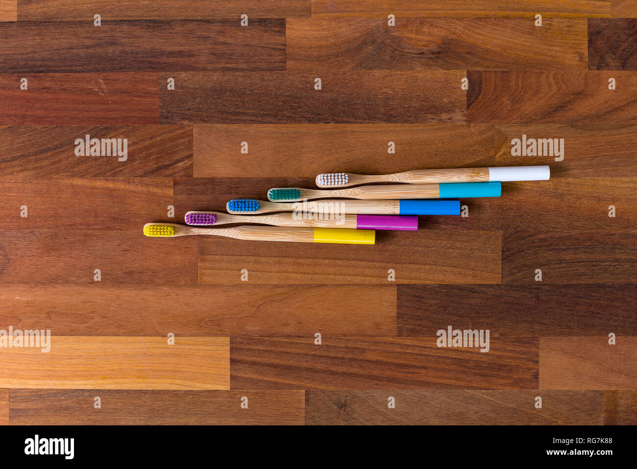 La guerre sur le plastique a commencé et des brosses à dents en bambou sont l'un de ces produits augmentent dans la popularité pour c'est eco friendly l'innovation pour un produit d'usage courant Banque D'Images