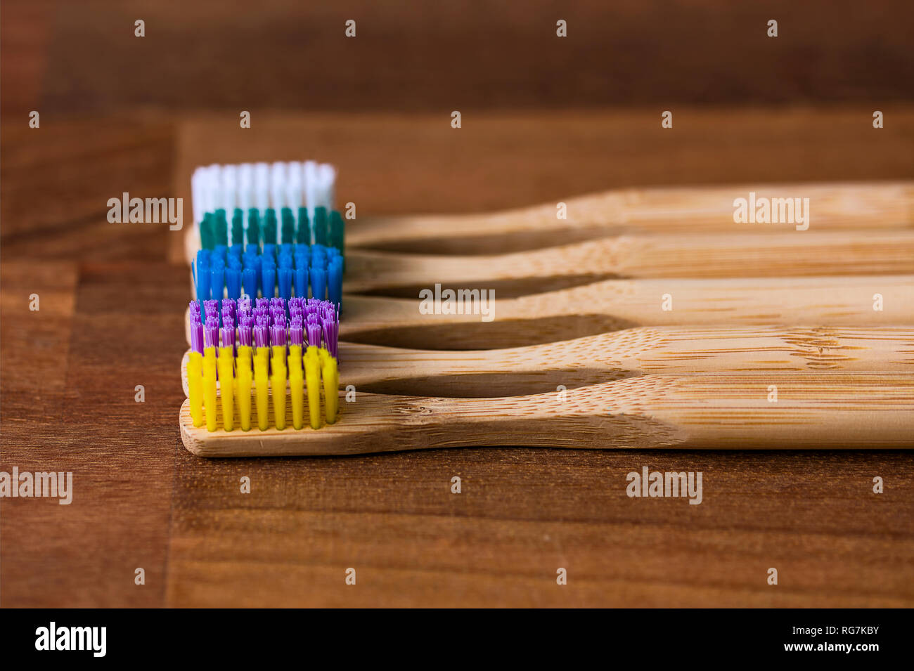 La guerre sur le plastique a commencé et des brosses à dents en bambou sont l'un de ces produits augmentent dans la popularité pour c'est eco friendly l'innovation pour un produit d'usage courant Banque D'Images