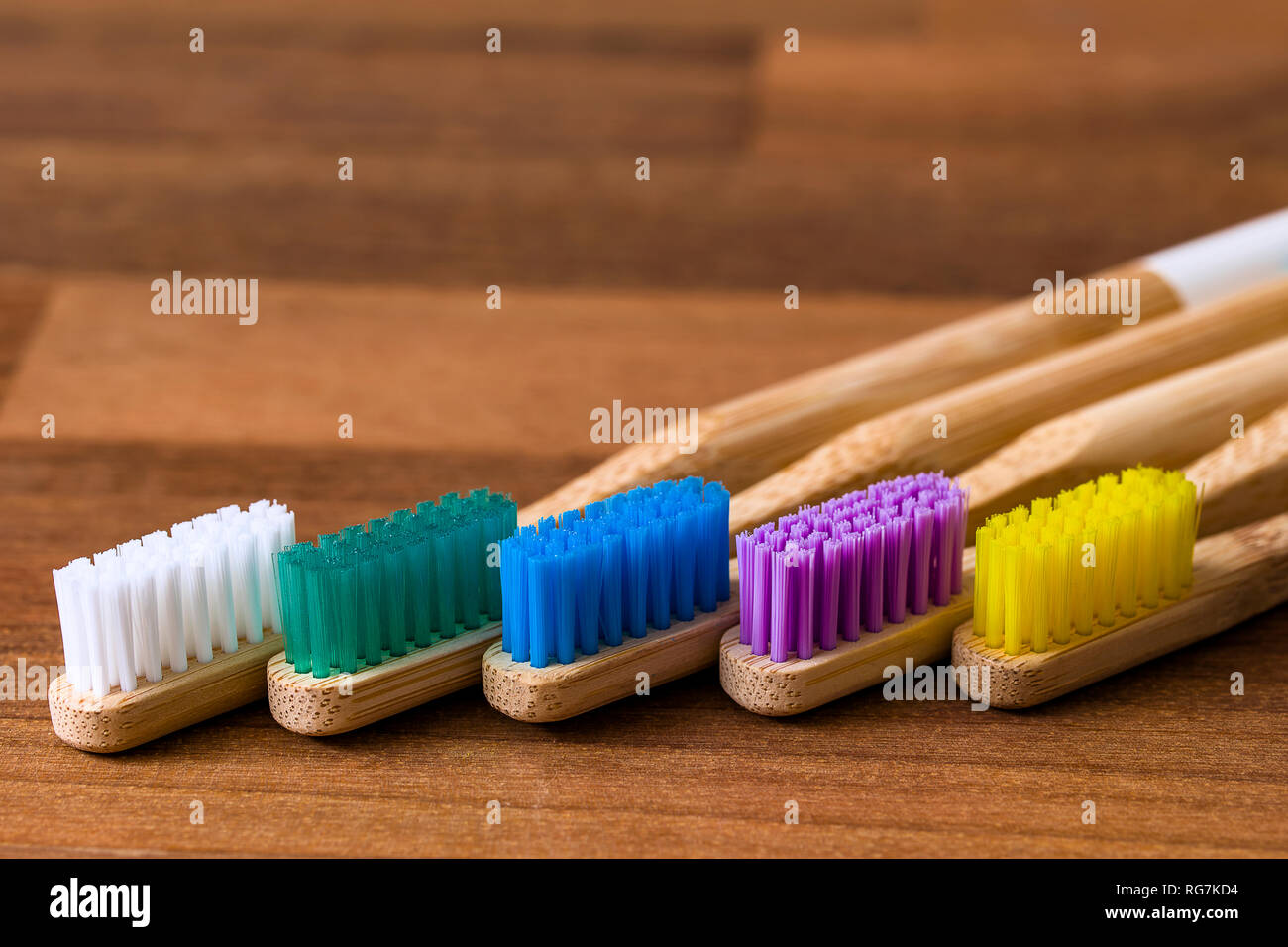 La guerre sur le plastique a commencé et des brosses à dents en bambou sont l'un de ces produits augmentent dans la popularité pour c'est eco friendly l'innovation pour un produit d'usage courant Banque D'Images