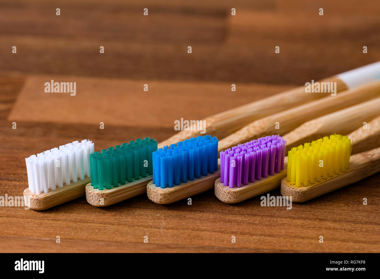 La guerre sur le plastique a commencé et des brosses à dents en bambou sont l'un de ces produits augmentent dans la popularité pour c'est eco friendly l'innovation pour un produit d'usage courant Banque D'Images