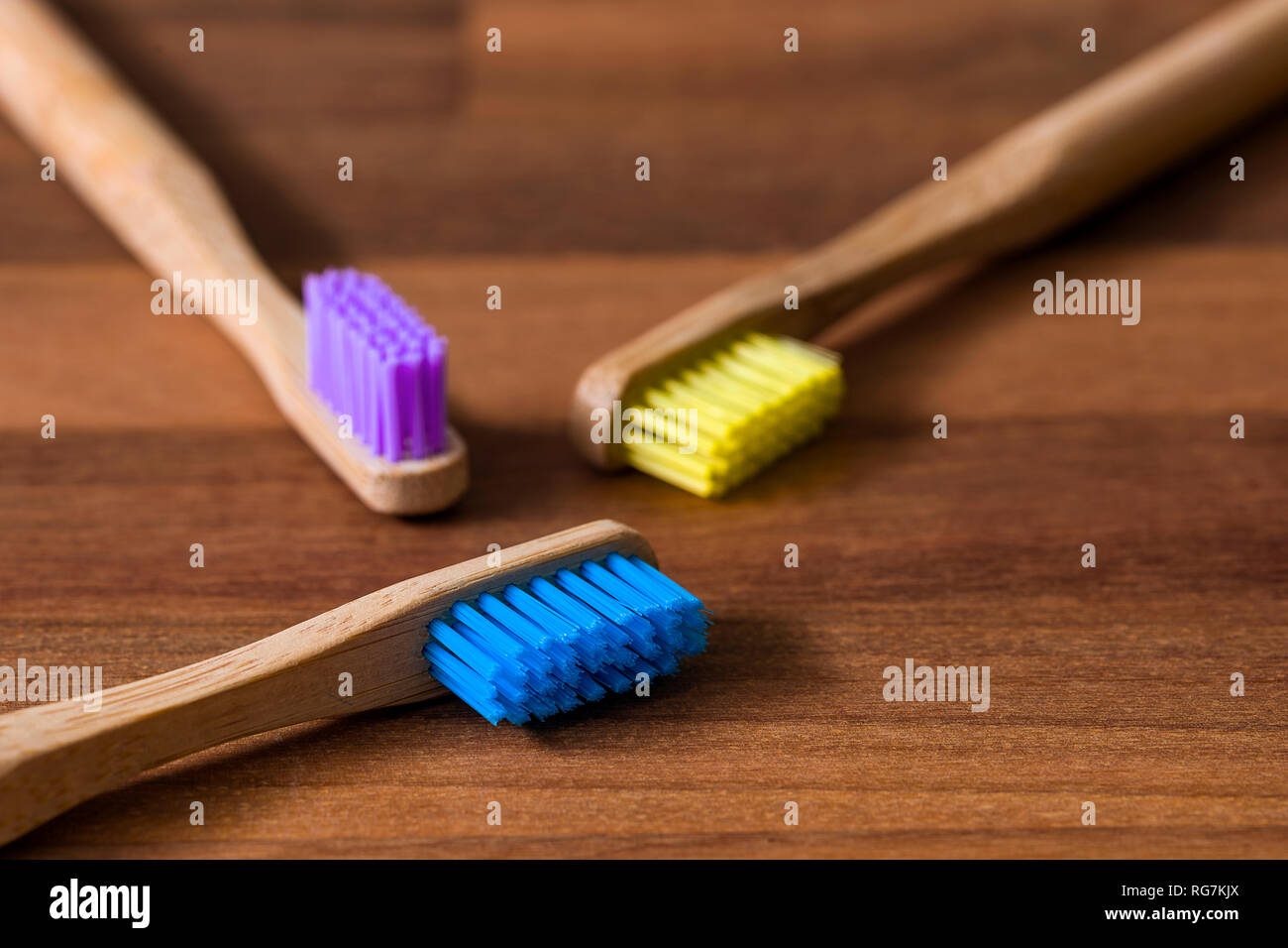 La guerre sur le plastique a commencé et des brosses à dents en bambou sont l'un de ces produits augmentent dans la popularité pour c'est eco friendly l'innovation pour un produit d'usage courant Banque D'Images