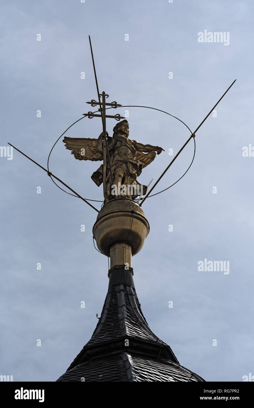 Statue en cuivre de l'archange gabriel sur le dessus de l'église de saint Marcellin et st. Peter, Hanau, Hesse, Allemagne Banque D'Images