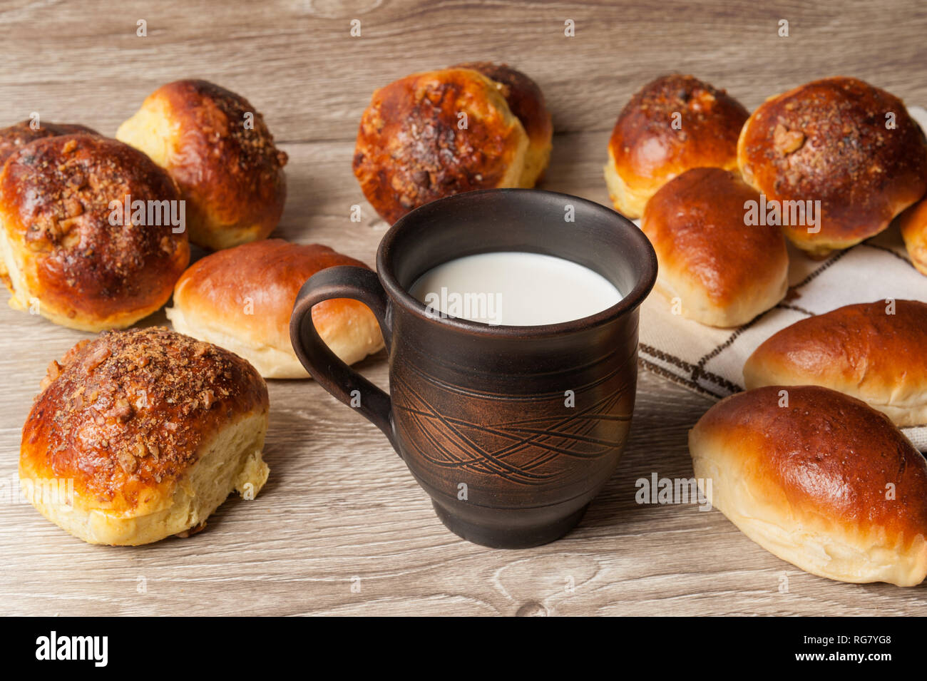 Des brioches et des tartes et d'argile avec du lait en verre Banque D'Images