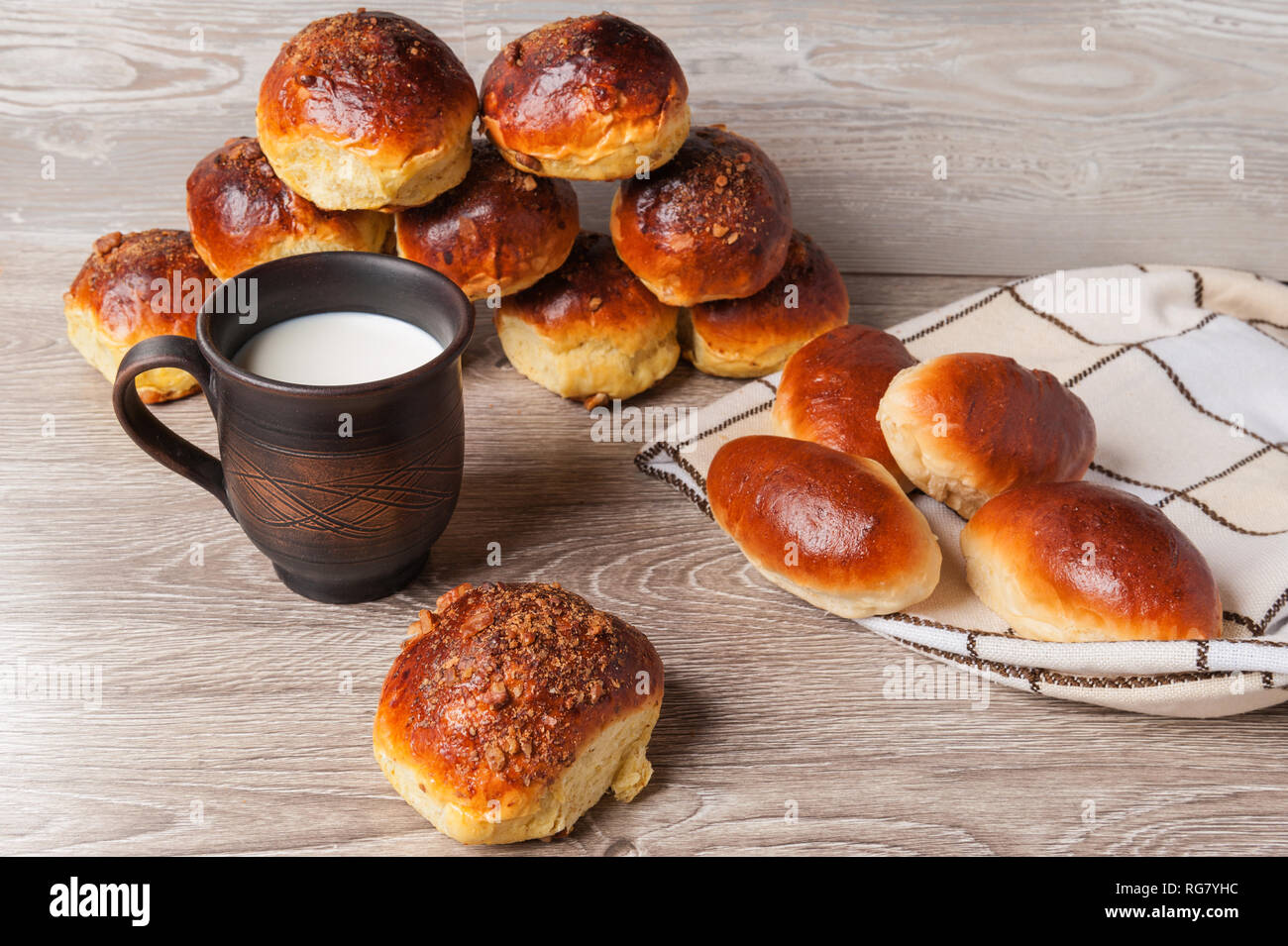 Des brioches et des tartes et d'argile avec du lait en verre Banque D'Images
