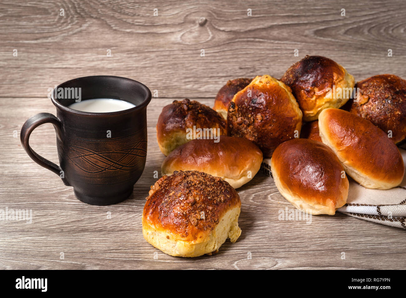 Des brioches et des tartes et d'argile avec du lait en verre Banque D'Images