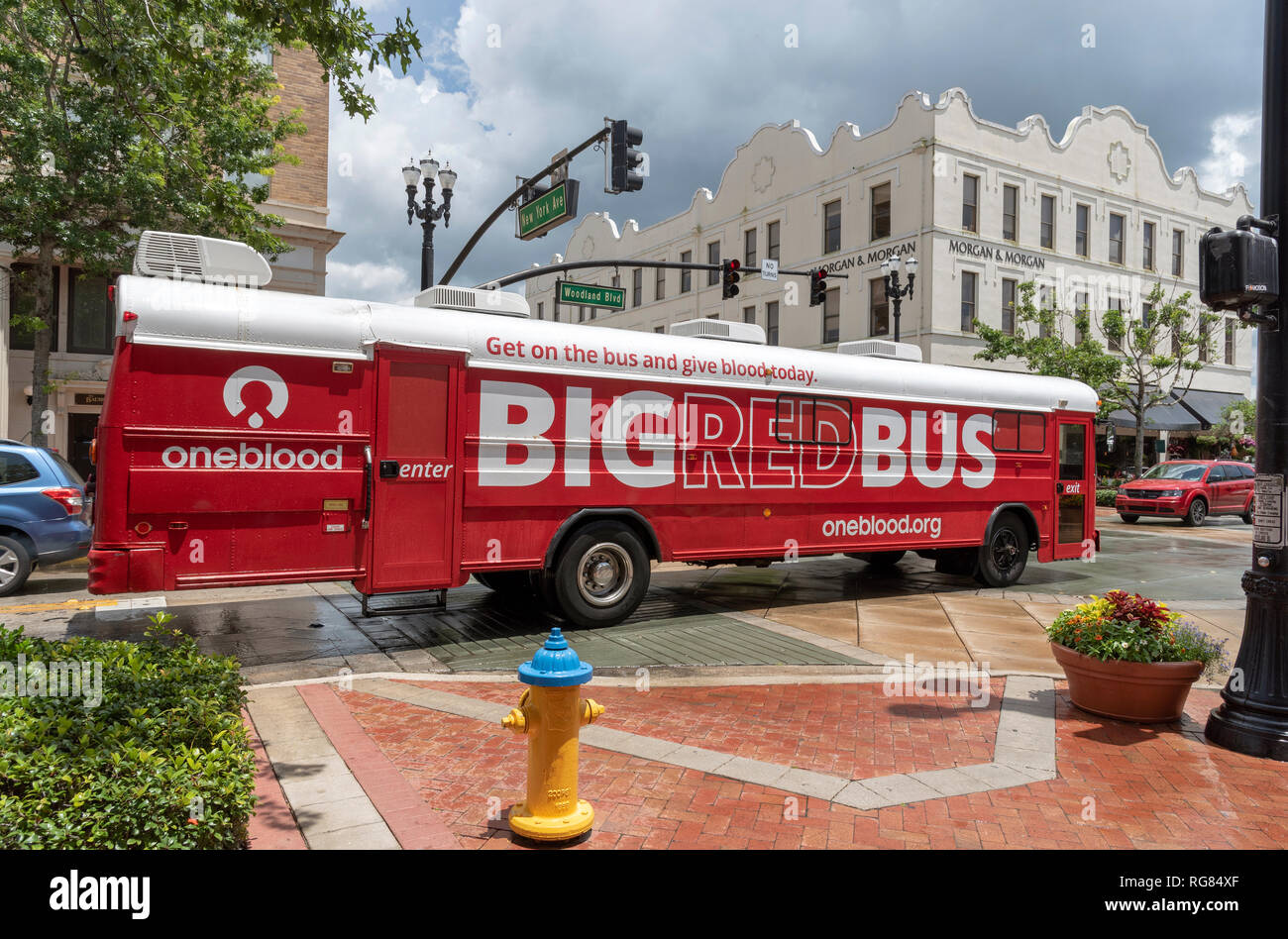 DeLand, en Floride, aux États-Unis, vers 2018. L'organisation Oneblood Big Red Bus passant par Saint Louis centre ville. Les donneurs de sang peuvent entrer dans le bus à l'arrière Banque D'Images