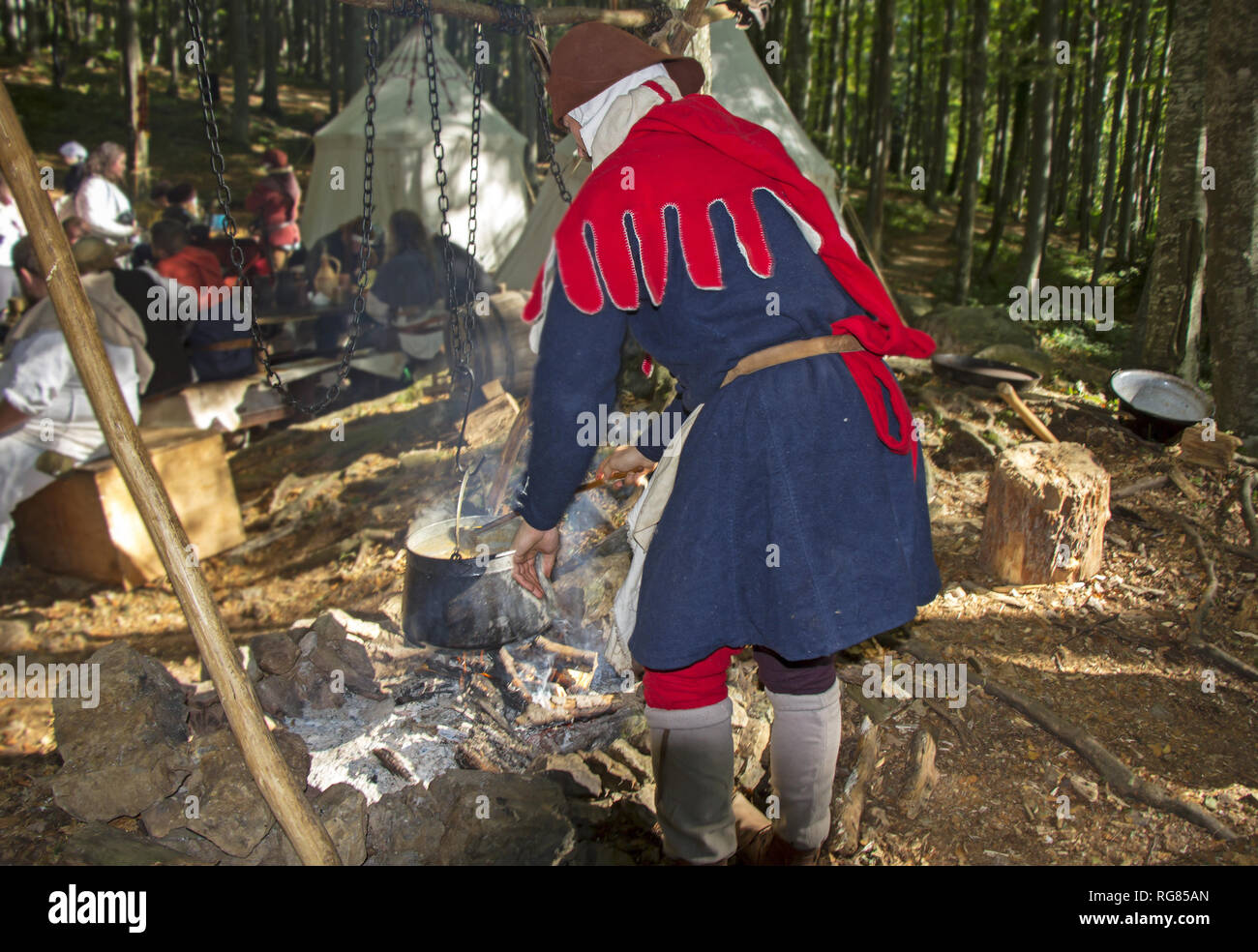 Camp médiéval dans la cuisson des forêts dans l'électrique Banque D'Images