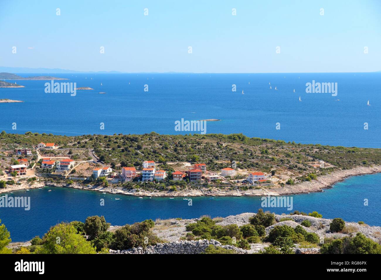 Dalmatie - côte paysage en Croatie. La baie de la mer Adriatique. Ville de Razanj. Banque D'Images