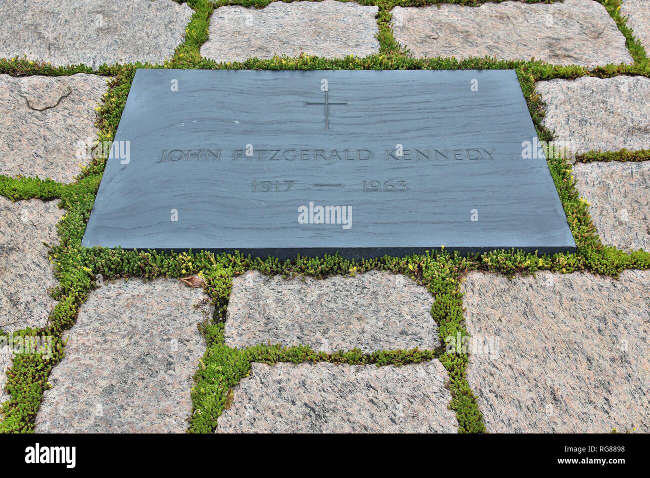 WASHINGTON, USA - Le 13 juin 2013 : John Fitzgerald Kennedy tombe du cimetière national d'Arlington, à Washington. JFK était le 35e président des États-Unis Banque D'Images
