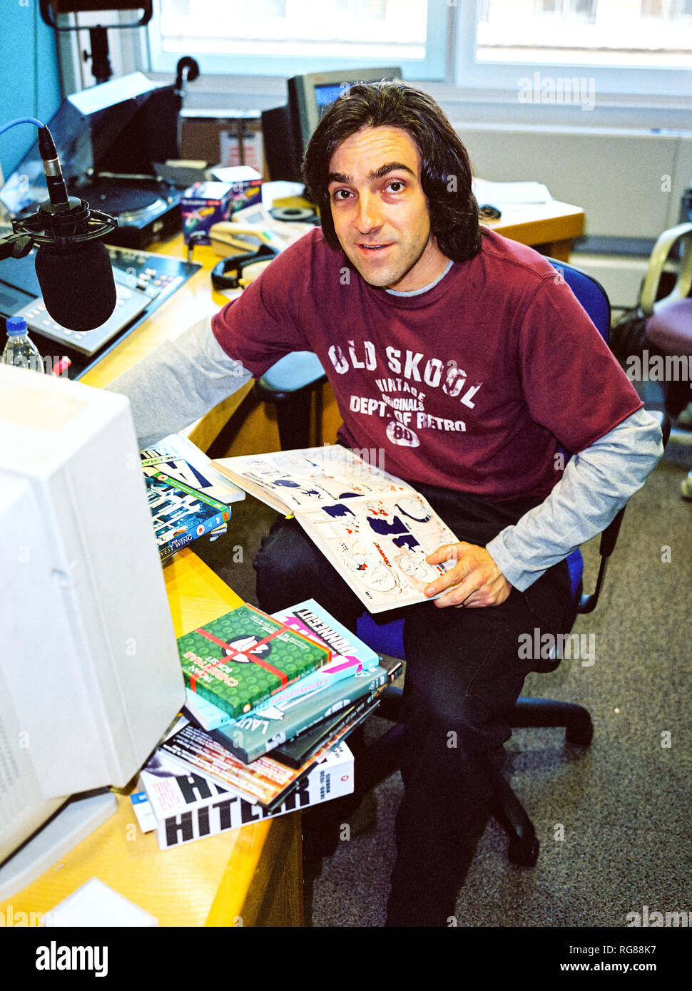 Andrew Collins, auteur anglais et diffuseur photographié à la BBC 6 music studios,27 octobre 2003, Londres, Angleterre, Royaume-Uni. Banque D'Images