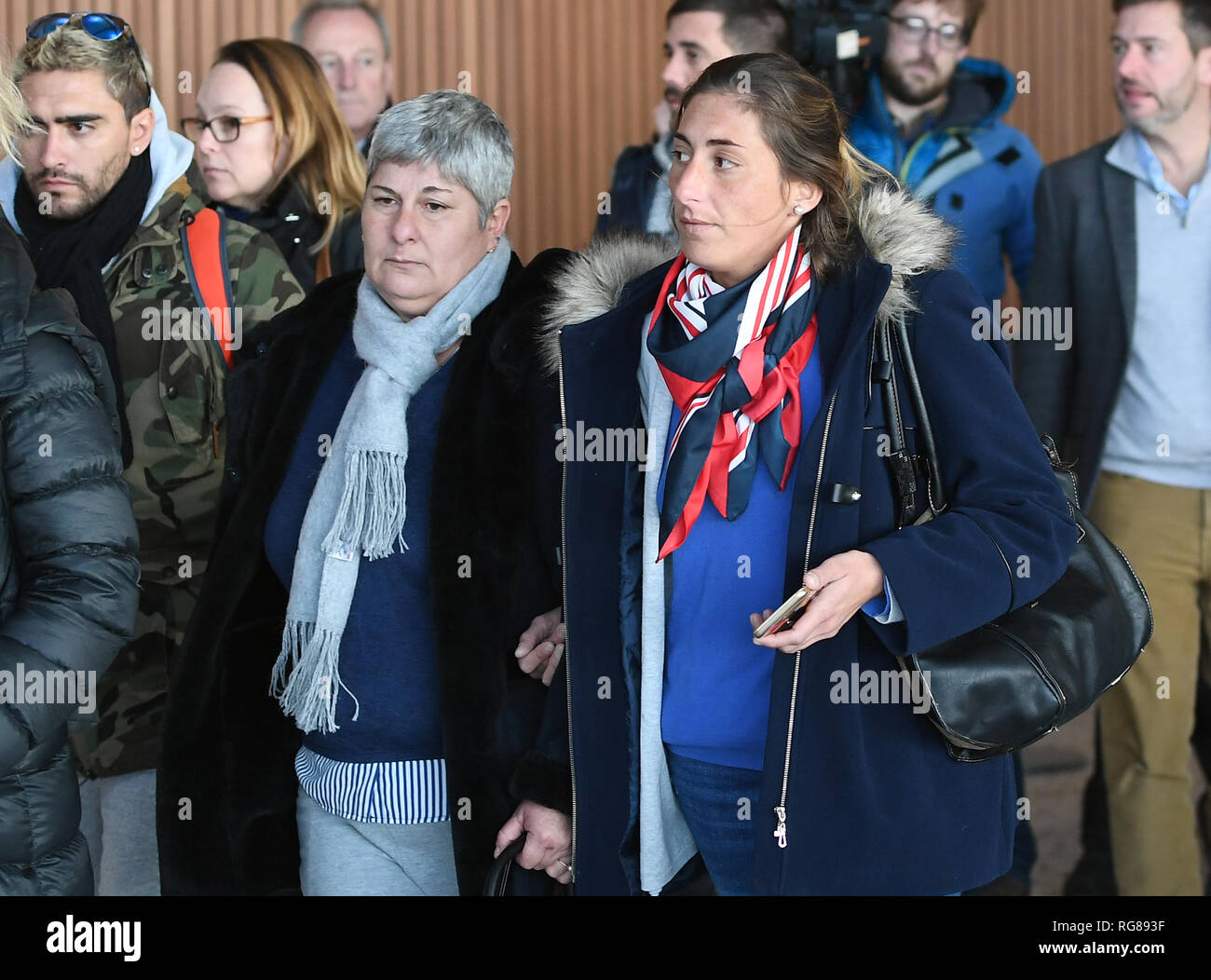 Emiliano Sala's mère Mercedes (à gauche) et soeur Romina (droit) retour à  l'aéroport de Guernesey après avoir pris un vol pour voir la zone de la  Manche dans laquelle l'avion footballeurs manquant
