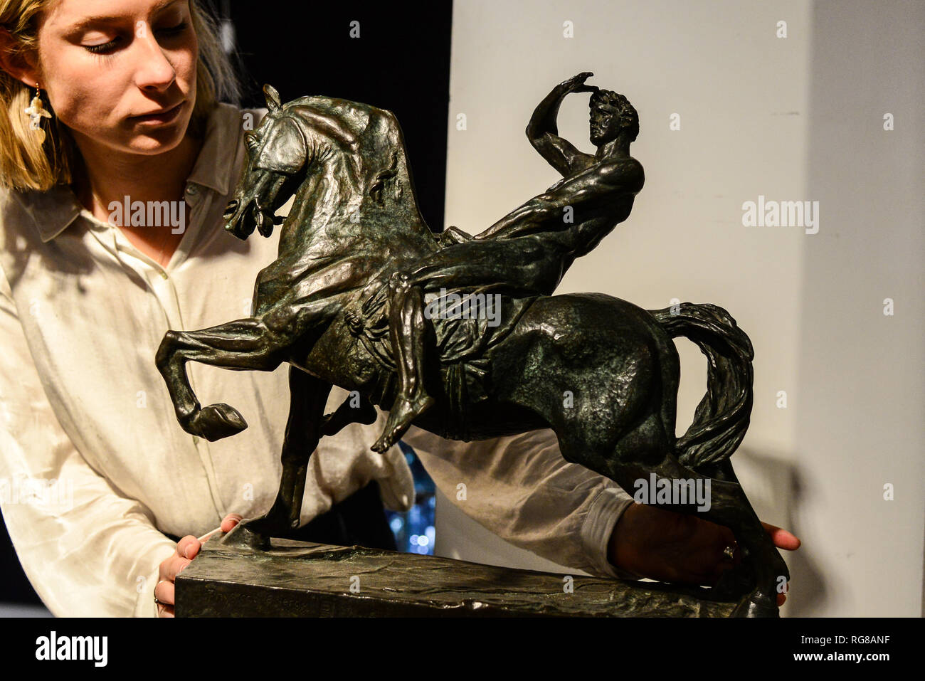 London,UK. 28 janvier 2019. un d'un bronze équestre classique stylisé sur l'élevage des mâles rider son steed est une belle version après George Frederic Watts' grande statue "l'énergie physique", d'un jeté de laquelle se dresse dans les jardins de Kensington. Estimation £15 000 à partie de l'assemblée annuelle de la bibliothèque de gentleman Vente Bonhams à Montpelier Street, Knightsbridge qui aura lieu le 30 janvier 2019. Credit : Claire Doherty/Alamy Live News Banque D'Images