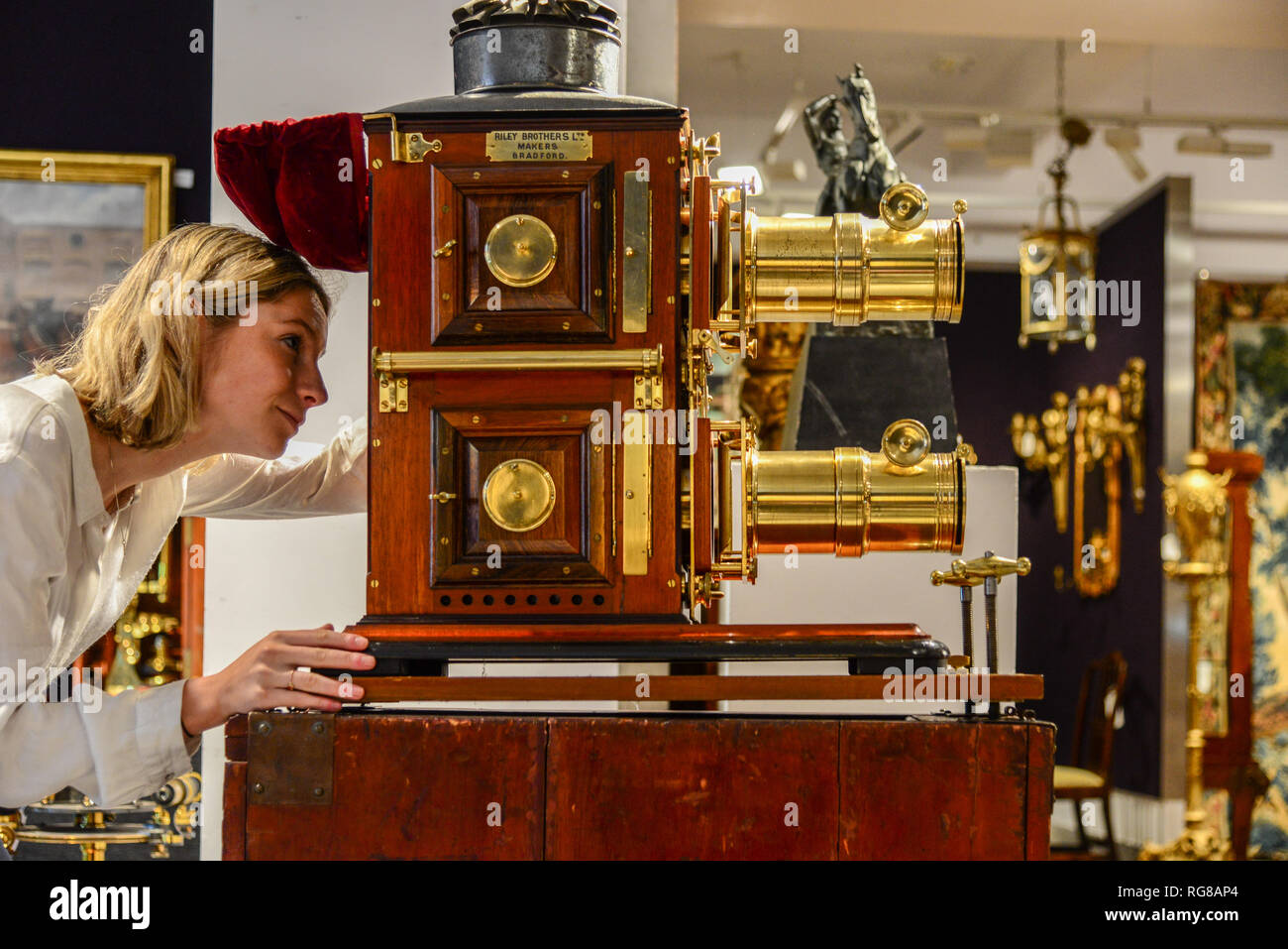 London,UK. 28 janvier 2019. Un beau frère Riley Ltd bi-unial Magic Lantern, anglais, fin du 19e siècle, 2 500 - 3 500 € estimation le cadre du rapport annuel de la bibliothèque de l'homme Vente Bonhams à Montpelier Street, Knightsbridge qui aura lieu le 30 janvier 2019. Credit : Claire Doherty/Alamy Live News Banque D'Images