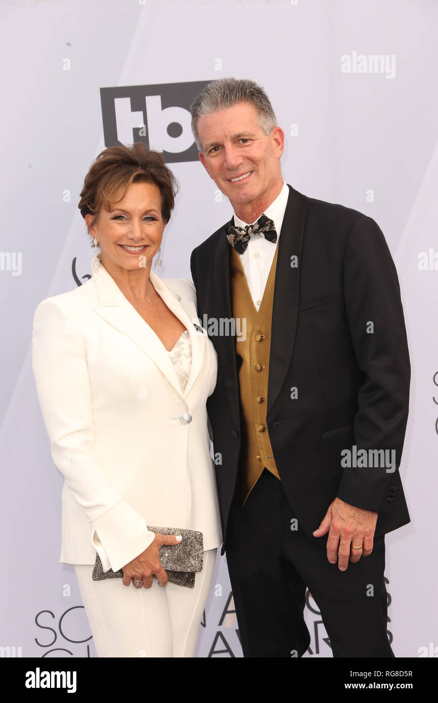 Los Angeles, CA, USA. 27 Jan, 2019. Gabrielle Carteris et Charles Isaacs au 25th Annual Screen Actors Guild Awards au Shrine Auditorium à Los Angeles, Californie le 27 janvier, 2019. Credit : Faye Sadou/media/Alamy Punch Live News Banque D'Images