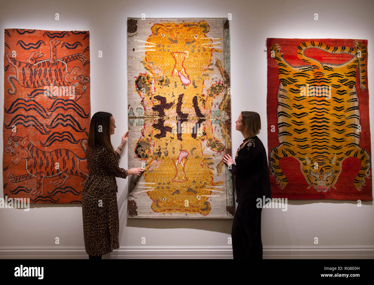 Sotheby's, New Bond Street, London, UK. 28 janvier, 2019. Le WWF tigres d'demain, un nouveau grand projet de collecte de fonds conçu et organisé par Artwise, dispose, spécialement commandée par tapis d'art 10 artistes de renommée internationale. Image (centre) : Tiger Tiger Rose par Wylie. La permission de l'artiste, David Zwirner, New York) et Choi&LAGER, Cologne/Séoul 18 000,00 €. Credit : Malcolm Park editorial/Alamy Live News Banque D'Images