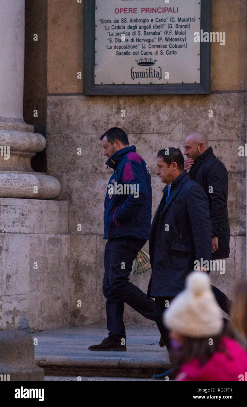 * Pas * WEB Rome, le vice-président du Conseil des ministres Matteo Salvini photographié tout en marchant à travers les rues de la capitale. Le chef de la Ligue est amusé dans un magasin de bonbons dans le centre avant de se rassembler dans la prière dans l'église de Santa Maria in Vallicella et à pied. Peu de curiosité, la rencontre avec la première dame Olivia Paladino. Banque D'Images