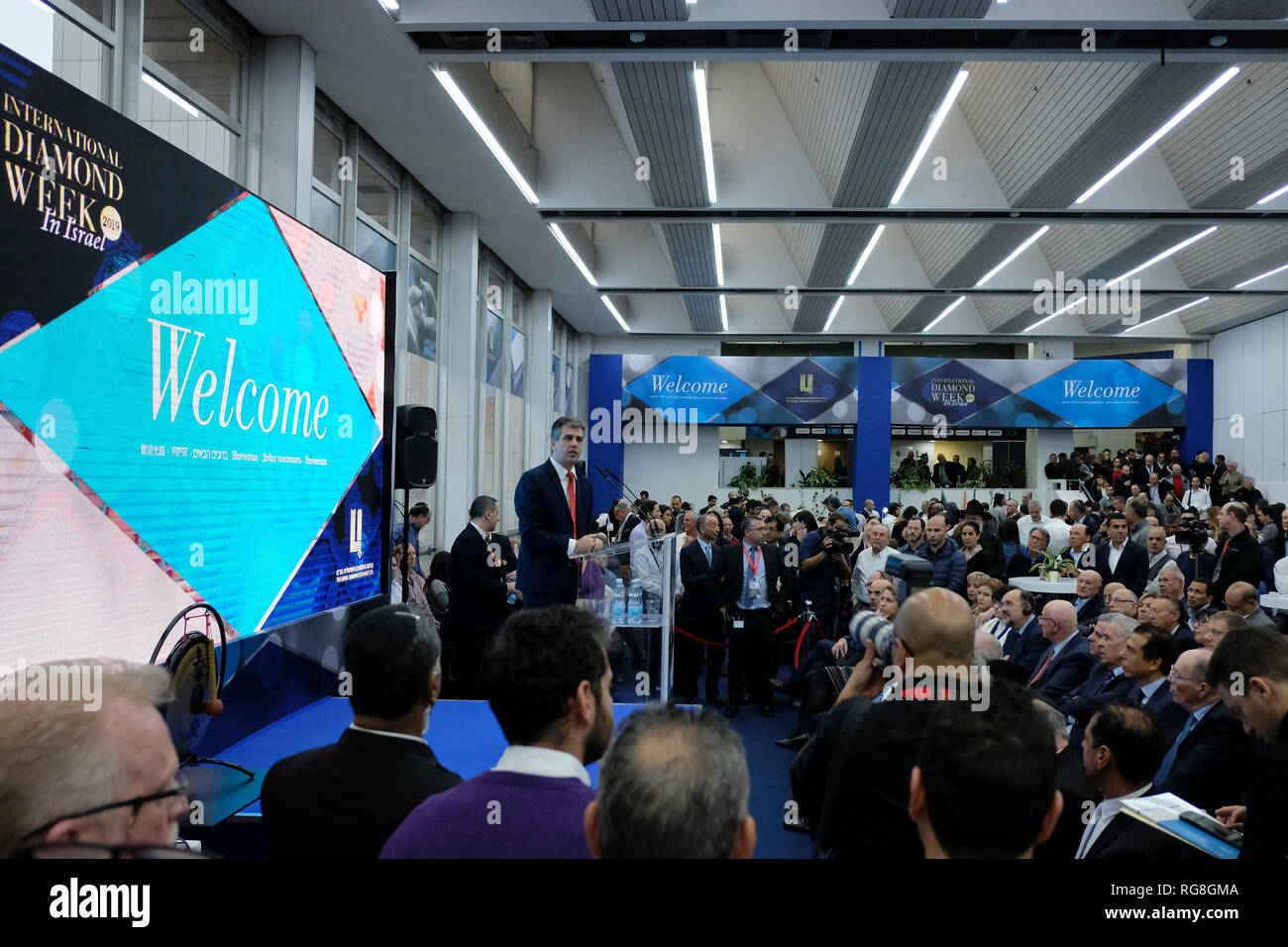 Ramat Gan, Israël. 28 janvier, 2019.La cérémonie d ouverture au parquet de la Israel Diamond Exchange (IDE) au cours de la Semaine internationale du diamant en Israël (IDWI). Des centaines de sociétés diamantaires israéliens offerts les deux diamants non sertis de diamants et bijoux à des acheteurs de diamants de plus de 30 pays à travers le monde à l'événement annuel la grande quantité et variété de produits à l'offre est évaluée à plus de un milliard de dollars. Credit : Eddie Gerald/Alamy Live News Banque D'Images