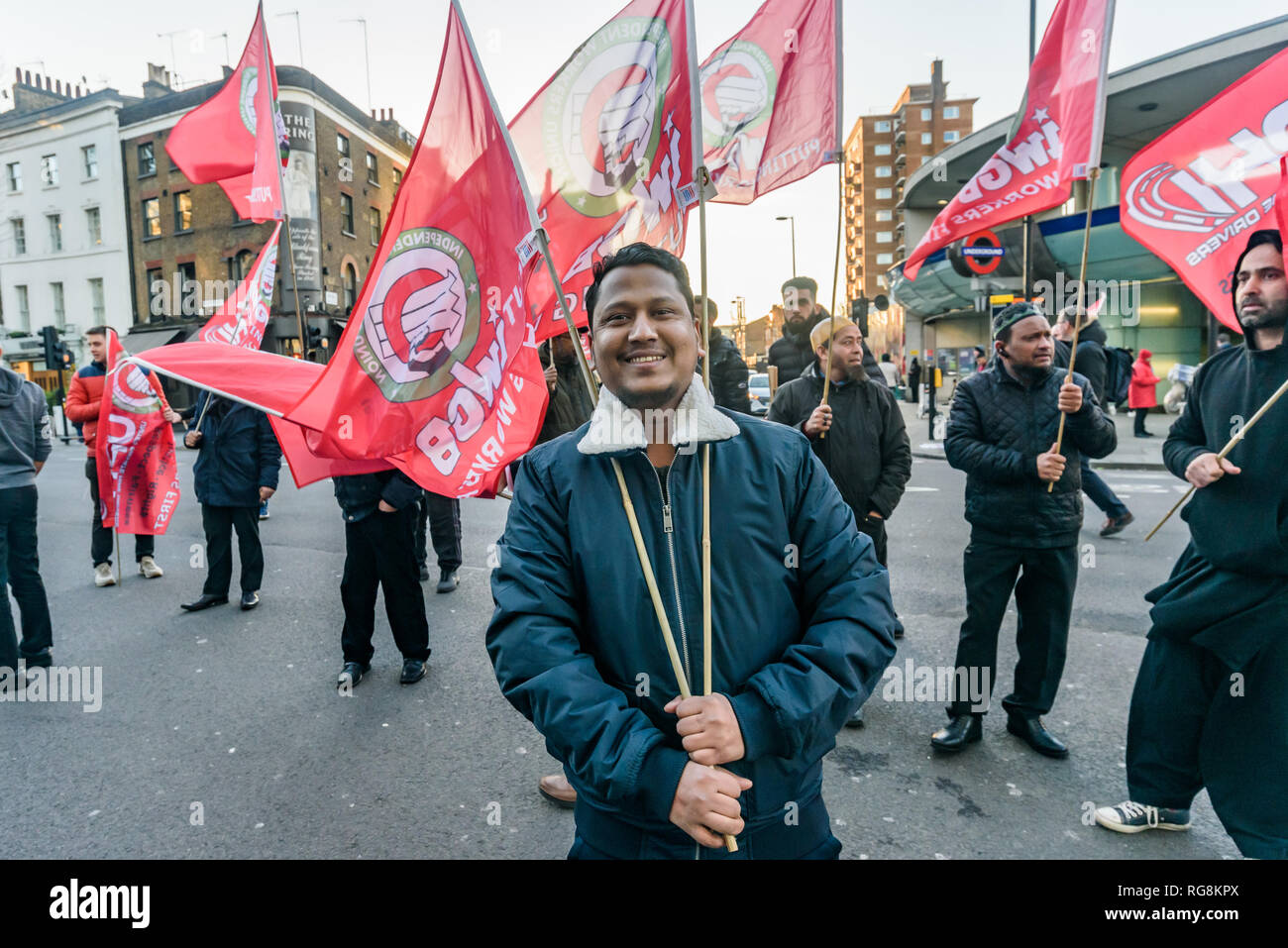 Londres, Royaume-Uni. 28 janvier 2019. Les conducteurs de voitures privées bloquer la route à l'extérieur de l'organisme Transport for London dans une troisième manifestation contre la congestion charge injustement perçus sur eux. Principalement les noirs, asiatiques, et les minorités ethniques accuser les pilotes TfL de discrimination raciale, les traiter très différemment des taxis agréés, dont les conducteurs sont en grande partie en blanc. C'était leur troisième protester, et ils ont l'intention de les poursuivre jusqu'à ce qu'ils obtiennent l'égalité de traitement. Crédit : Peter Marshall/Alamy Live News Banque D'Images