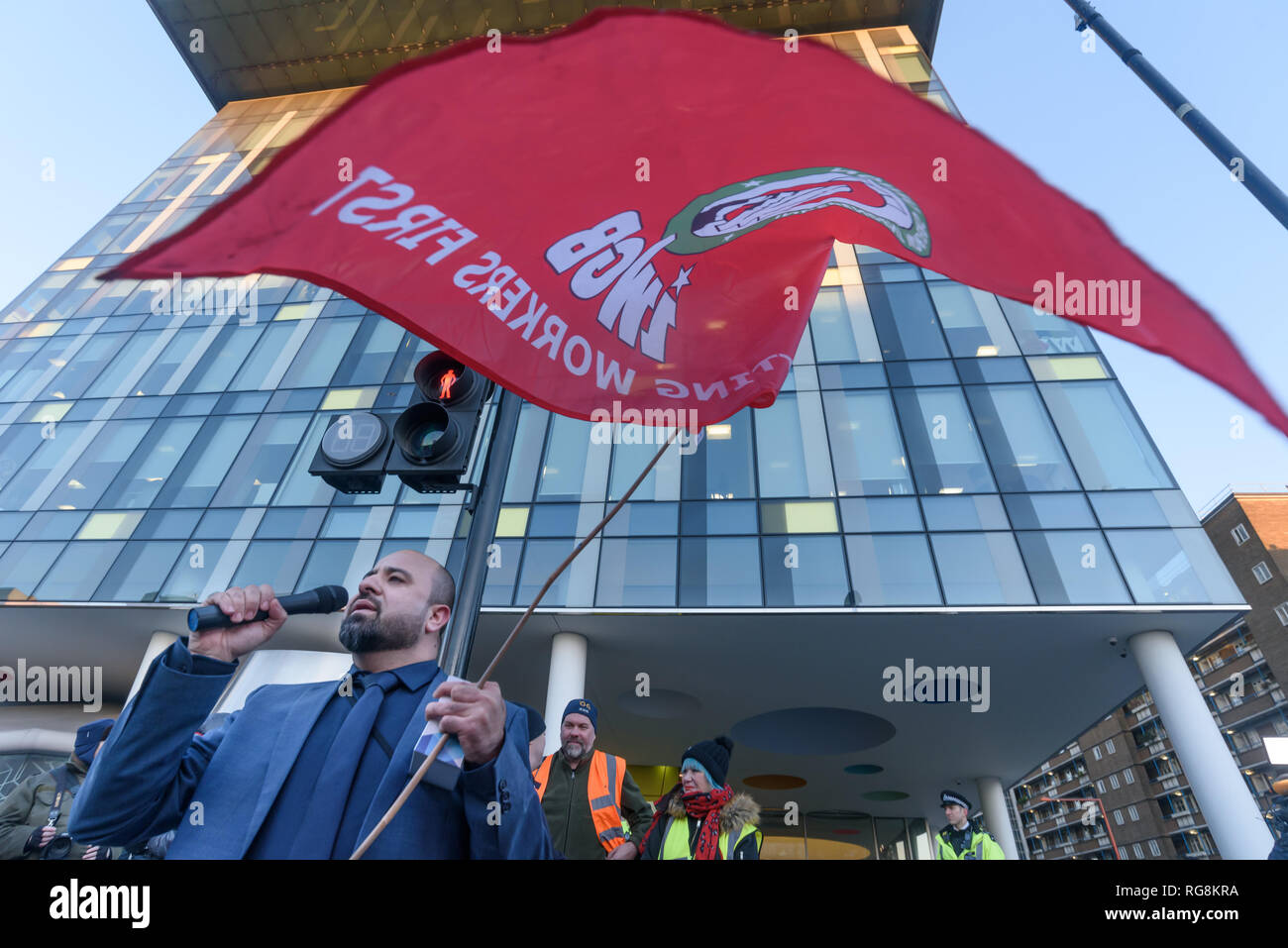 Londres, Royaume-Uni. 28 janvier 2019. L'un des dirigeants de la campagne s'adresse en face de Transport de Londres comme les conducteurs de voitures privées bloquer la route n une troisième manifestation contre la congestion charge injustement perçus sur eux. Principalement les noirs, asiatiques, et les minorités ethniques accuser les pilotes TfL de discrimination raciale, les traiter très différemment des taxis agréés, dont les conducteurs sont en grande partie en blanc. C'était leur troisième protester, et ils ont l'intention de les poursuivre jusqu'à ce qu'ils obtiennent l'égalité de traitement. Crédit : Peter Marshall/Alamy Live News Banque D'Images