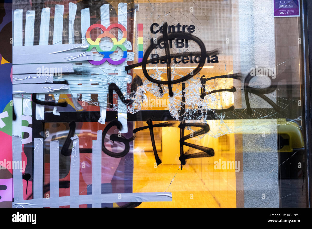 Des menaces de mort écrites sont vus sur la fenêtre du nouveau centre LGTBI à Barcelone au cours de la protestation. La communauté LGTBI, avec l'appui du maire de Barcelone Ada Colau, ont fait un acte de protestation contre l'attaque fasciste contre le nouveau siège de la convention collective. LGTBI Le premier centre LGTBI en Catalogne est apparu avec menace de mort textes et du verre brisé après le lancement. Banque D'Images