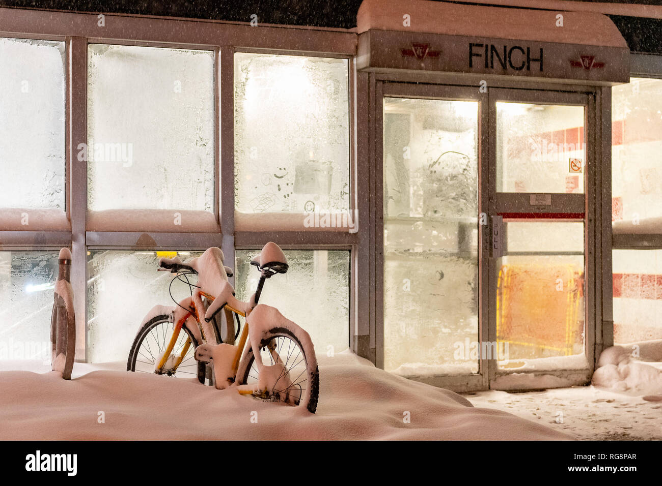 Toronto, Canada. 28 janvier 2019. Une bicyclette est recouverte de neige à l'extérieur d'une TTC la station Finch entrée dans North York avec windows givrée et les smileys dans la soirée du lundi 28 janvier 2019 à Toronto. Credit : EXImages/Alamy Live News Banque D'Images