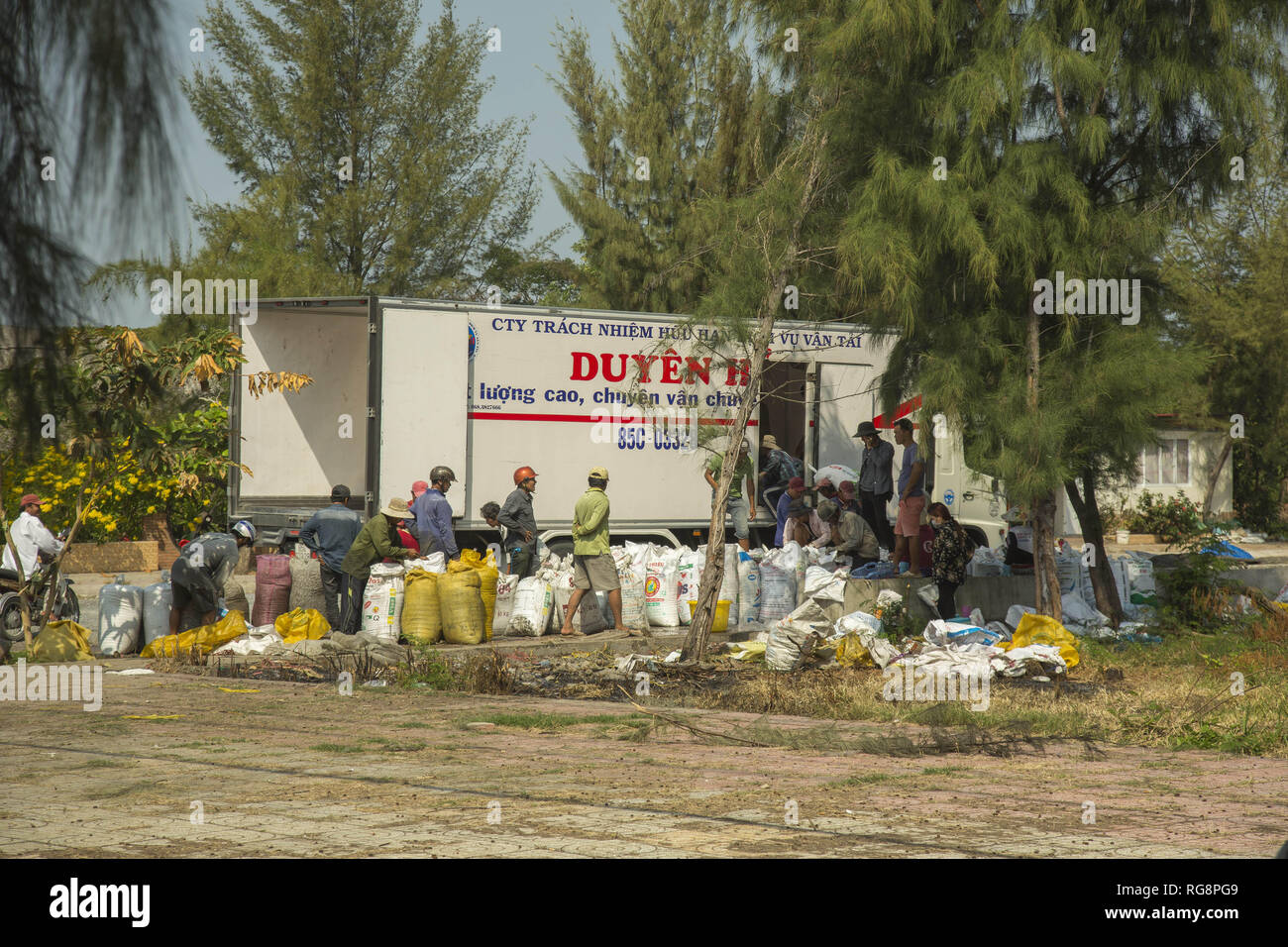 Can Gio province. Vietnam, Janvier 28th, 2019 Mer sable illégales creuseurs. Credit : Jasmin Krpan/Alamy Live News Banque D'Images