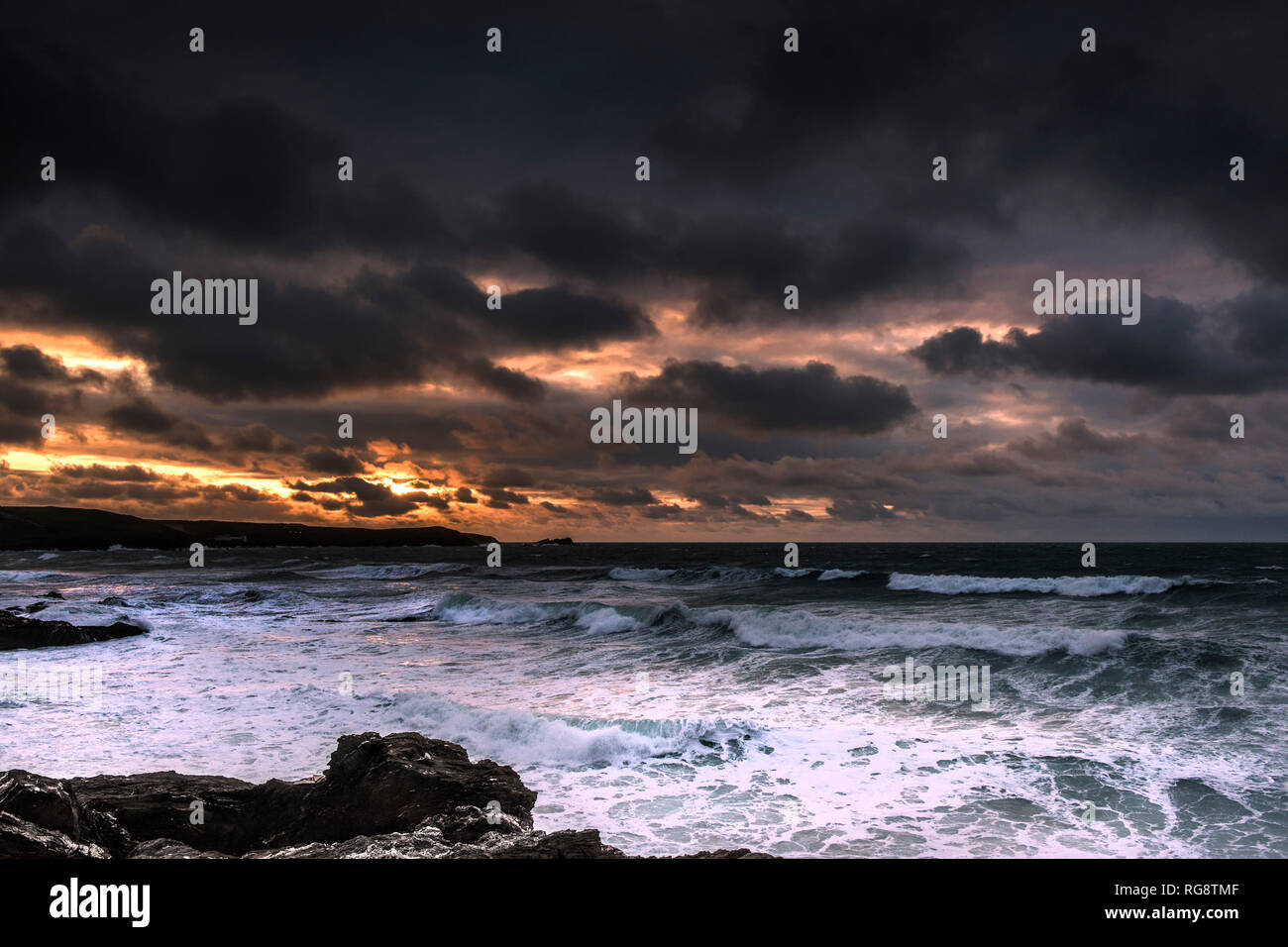 Un spectaculaire coucher de soleil sur la baie de Fistral Newquay en Cornouailles. Banque D'Images