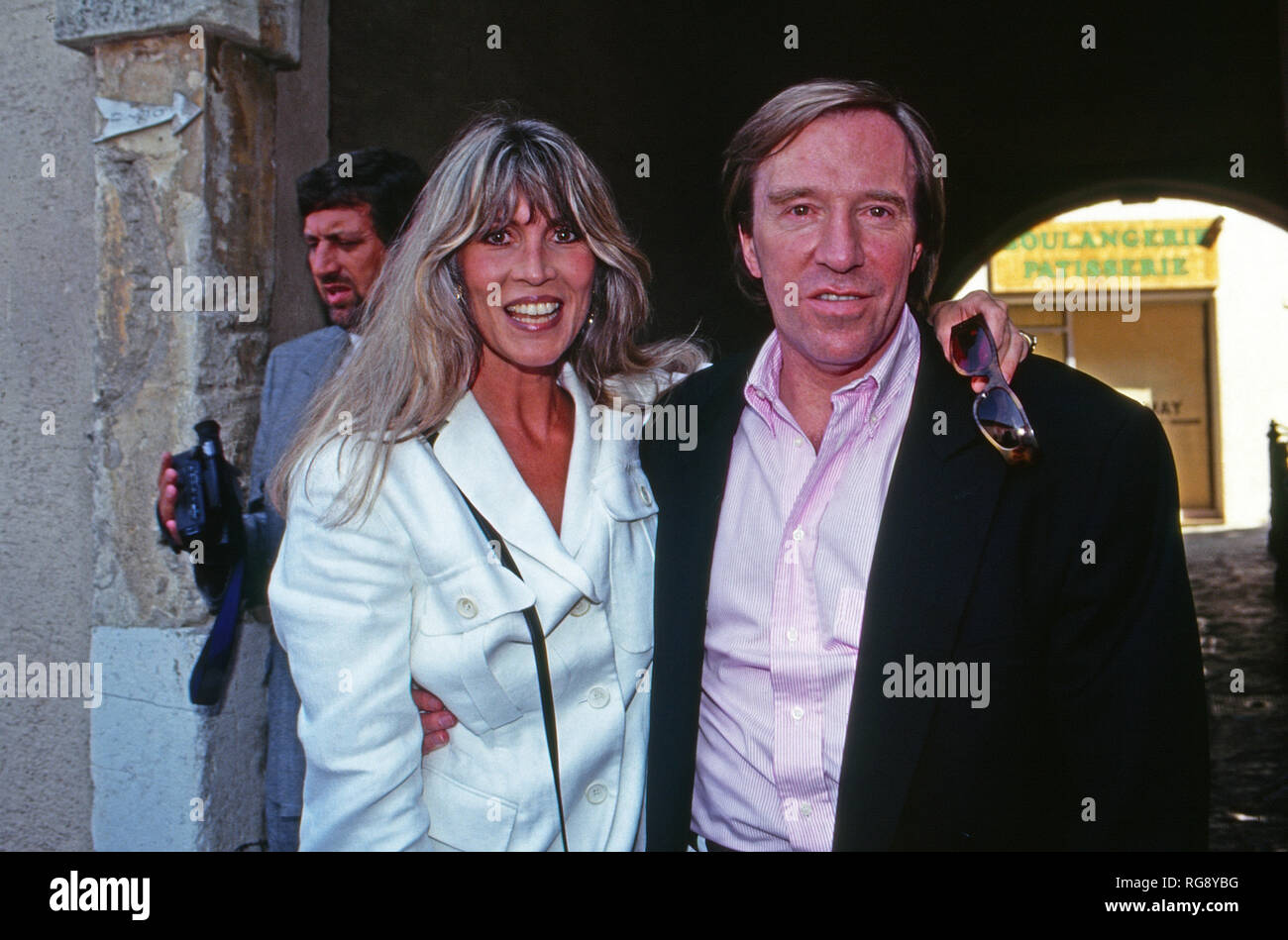 Günter Netzer mit Ehefrau Fußballspieler Elvira, Deutschland 1993. Joueur  de football allemand Guenter Netzer et son épouse Elvira, Allemagne 1993  Photo Stock - Alamy