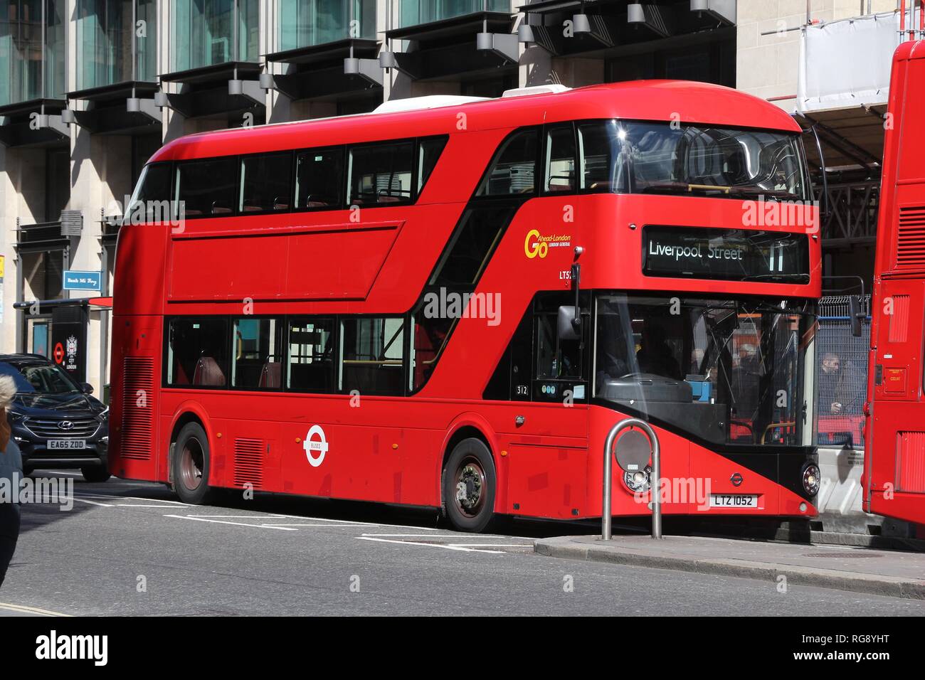 Londres, Royaume-Uni - 23 avril 2016 : Les gens ride Nouveau Routemaster bus dans City of London. Le bus hybride diesel-électrique est un nouveau, version moderne du célèbre doub Banque D'Images