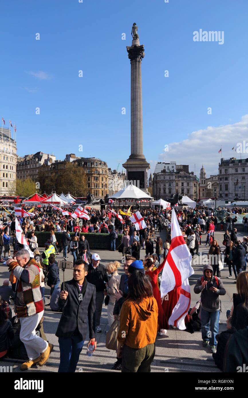 Londres, Royaume-Uni - 23 avril 2016 : visite de Trafalgar Square de Saint George's Day à Londres, au Royaume-Uni. Saint Georges est le saint patron de l'Angleterre. Banque D'Images