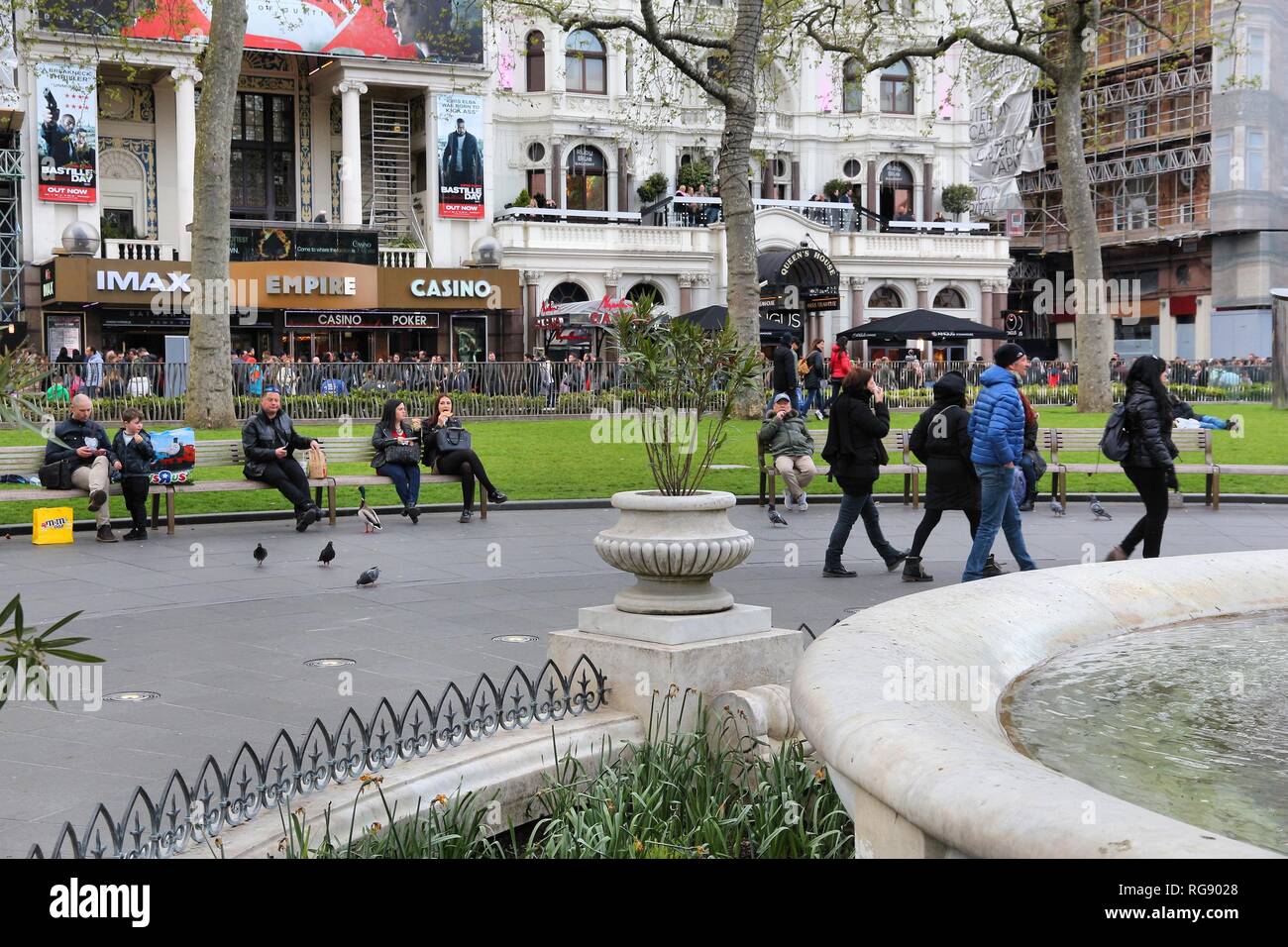 Londres, Royaume-Uni - 23 avril 2016 : visite de Leicester Square à Londres, au Royaume-Uni. Londres est la ville la plus populeuse au Royaume-Uni avec 13 millions de personnes vivant dans Banque D'Images