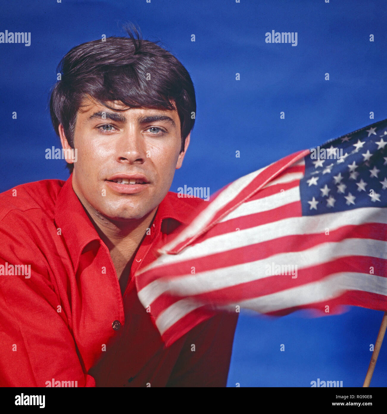 Acteurs et Actrices und der Deutsche Schlagersänger Roy Black mit der amerikanischen Flagge, Deutschland 1966. Schlager allemand, chanteur et acteur Roy noir avec le drapeau américain, l'Allemagne 1966. Banque D'Images