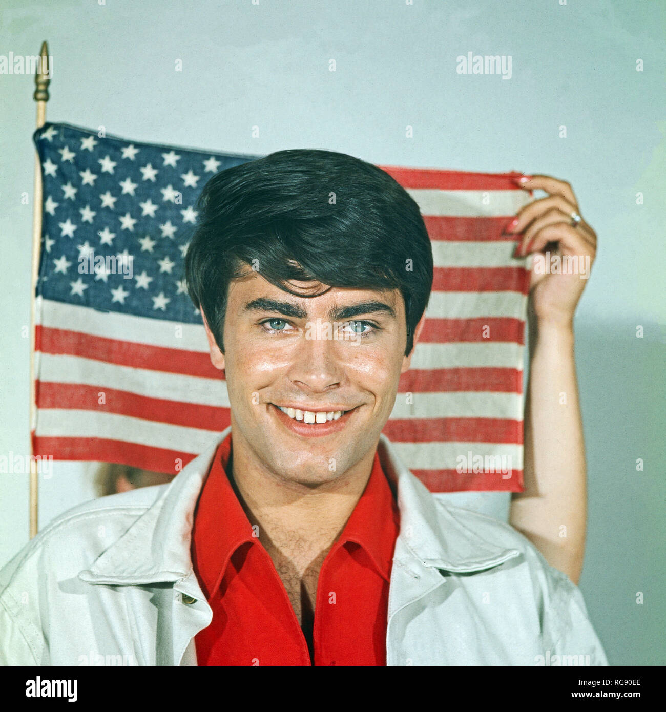 Acteurs et Actrices und der Deutsche Schlagersänger Roy Black mit der amerikanischen Flagge, Deutschland 1966. Schlager allemand, chanteur et acteur Roy noir avec le drapeau américain, l'Allemagne 1966. Banque D'Images